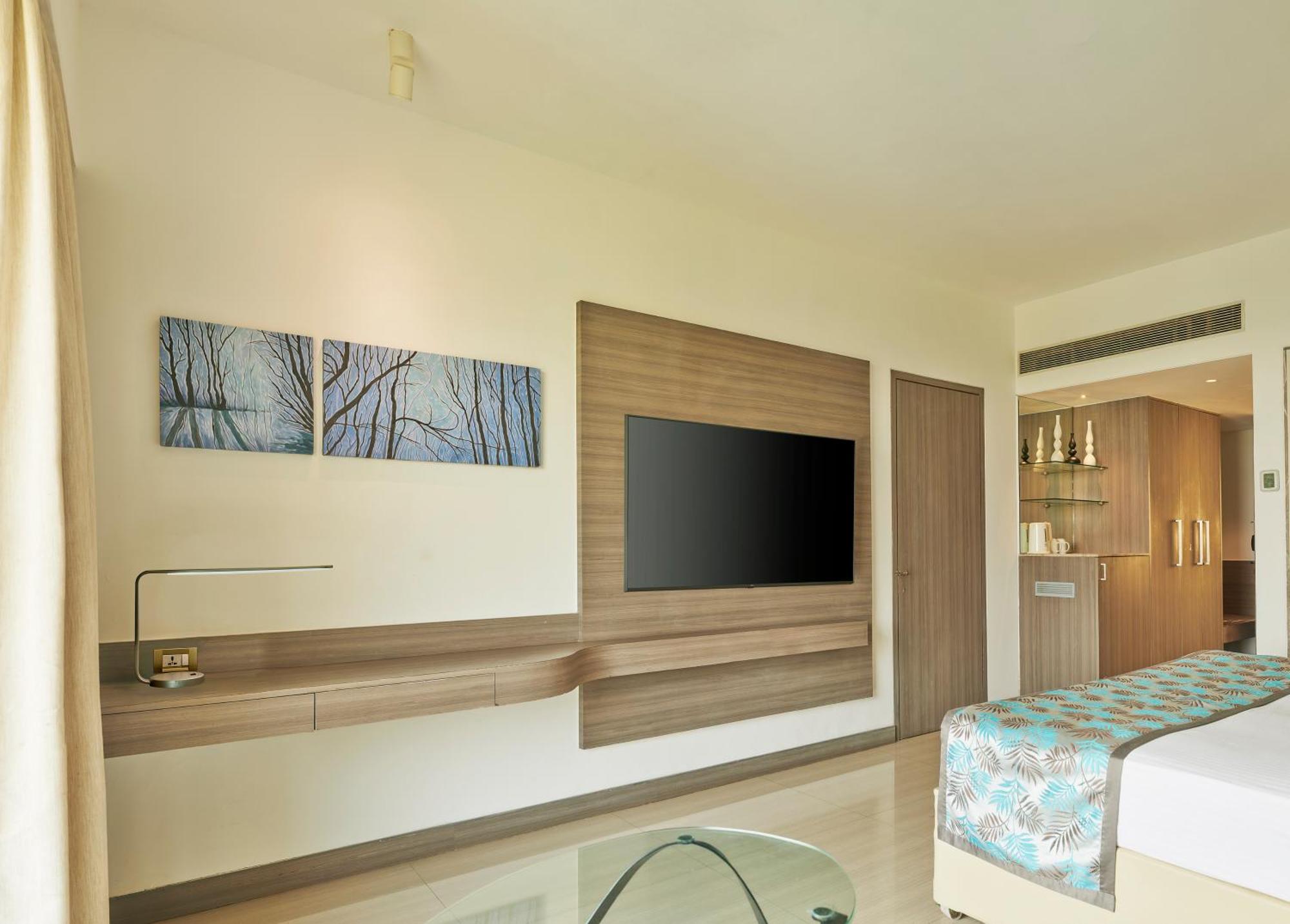 Deluxe Room Complimentary Hi-Tea on Food & Beverages