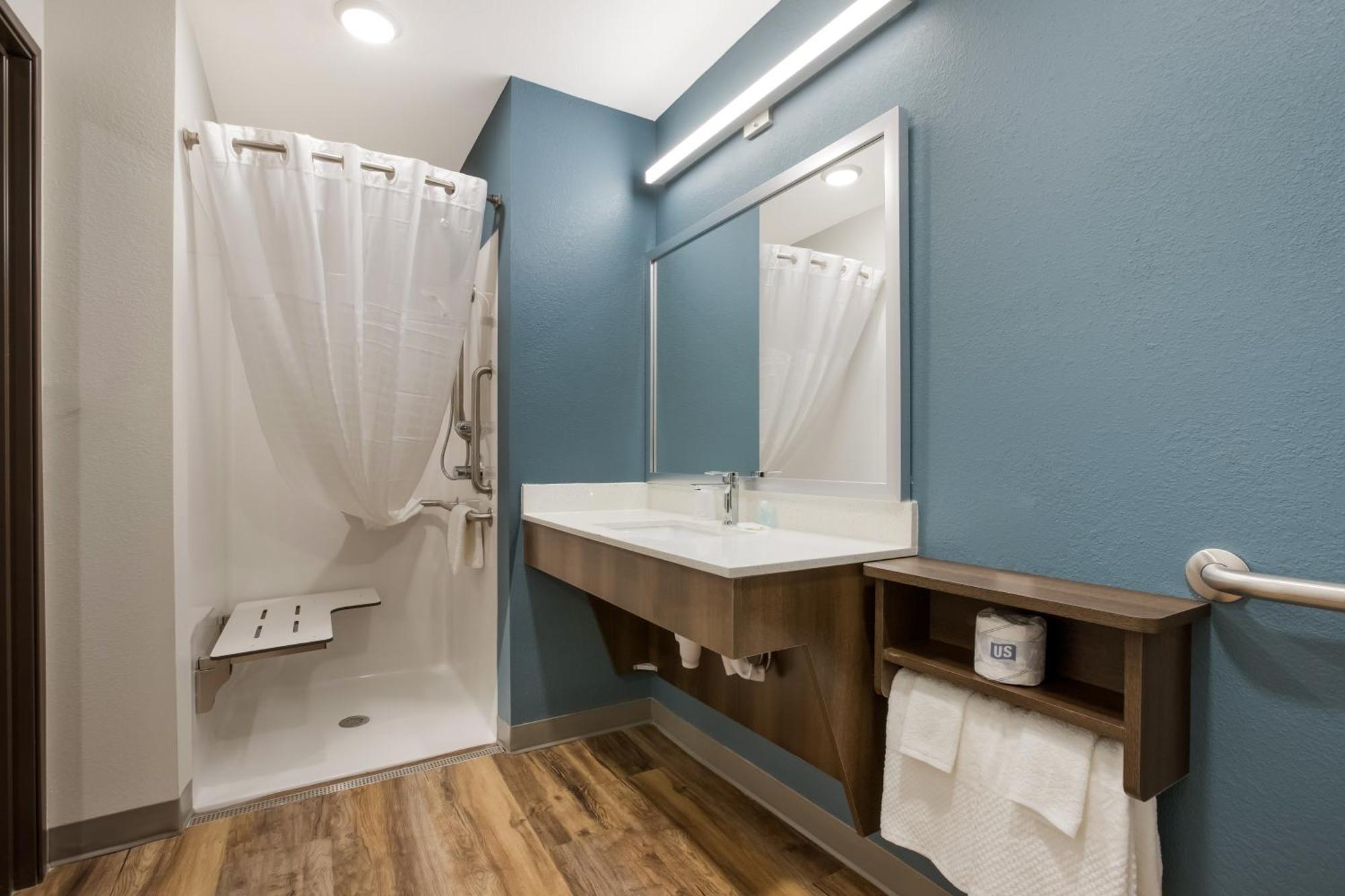Queen Suite Roll Shower Disability Access or Non Smoking