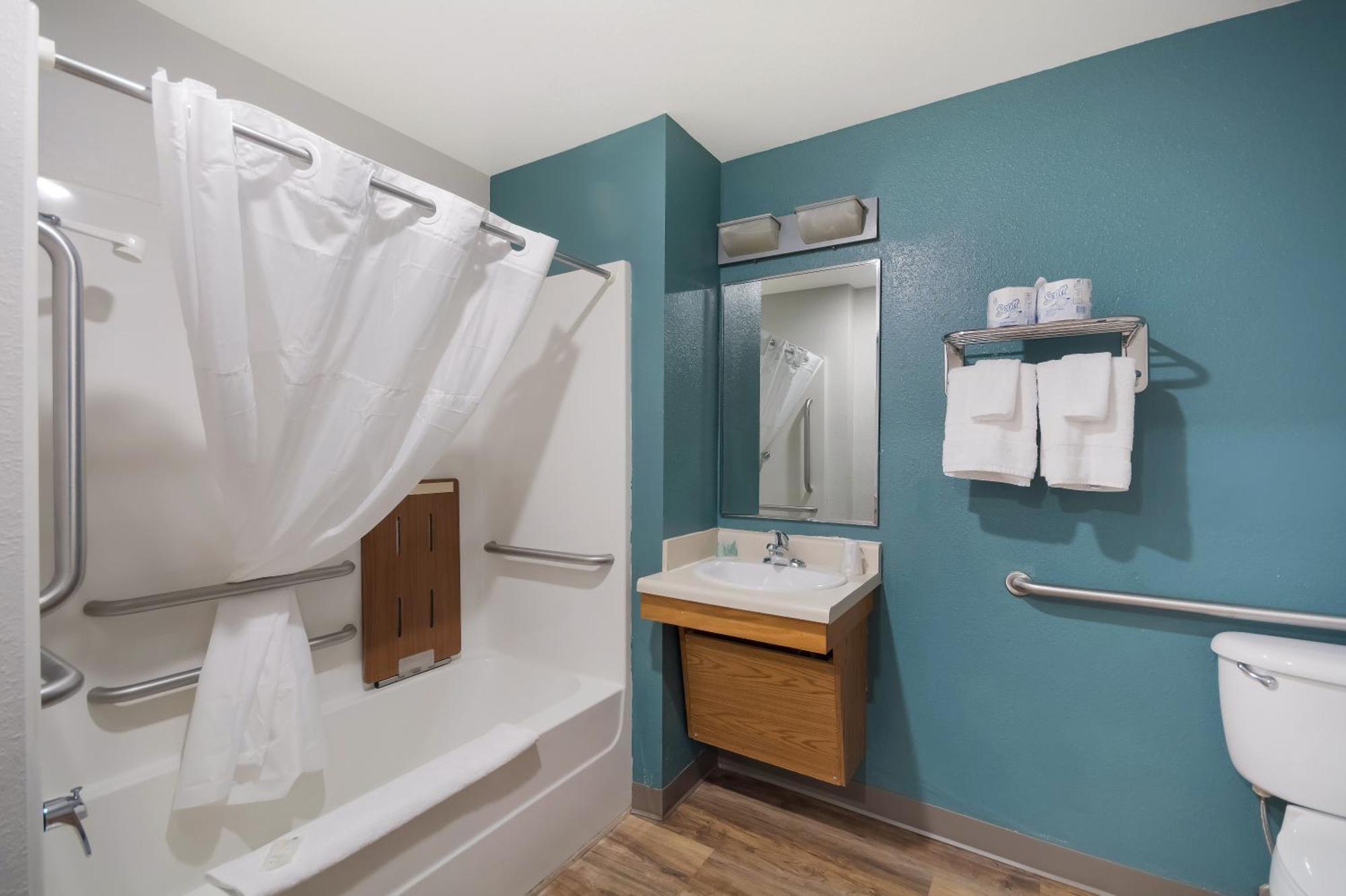 Queen Suite Tub Disability Access or Non Smoking