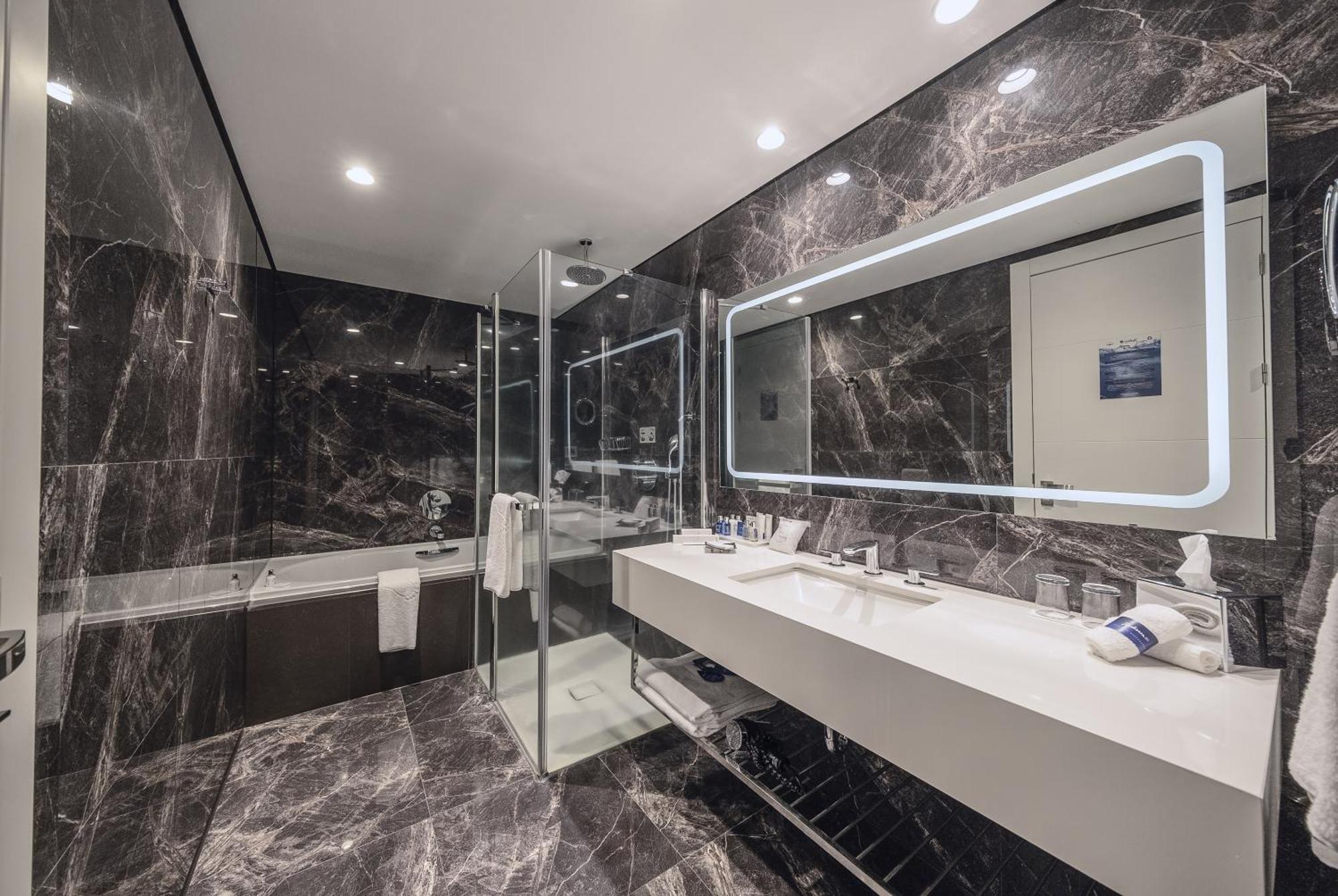 Corner Suite