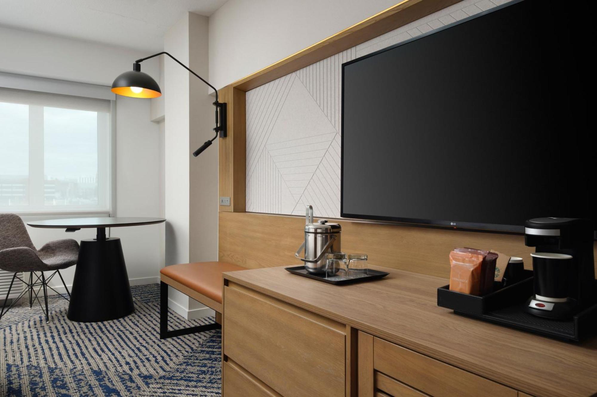 Guest room 1 King Marina view
