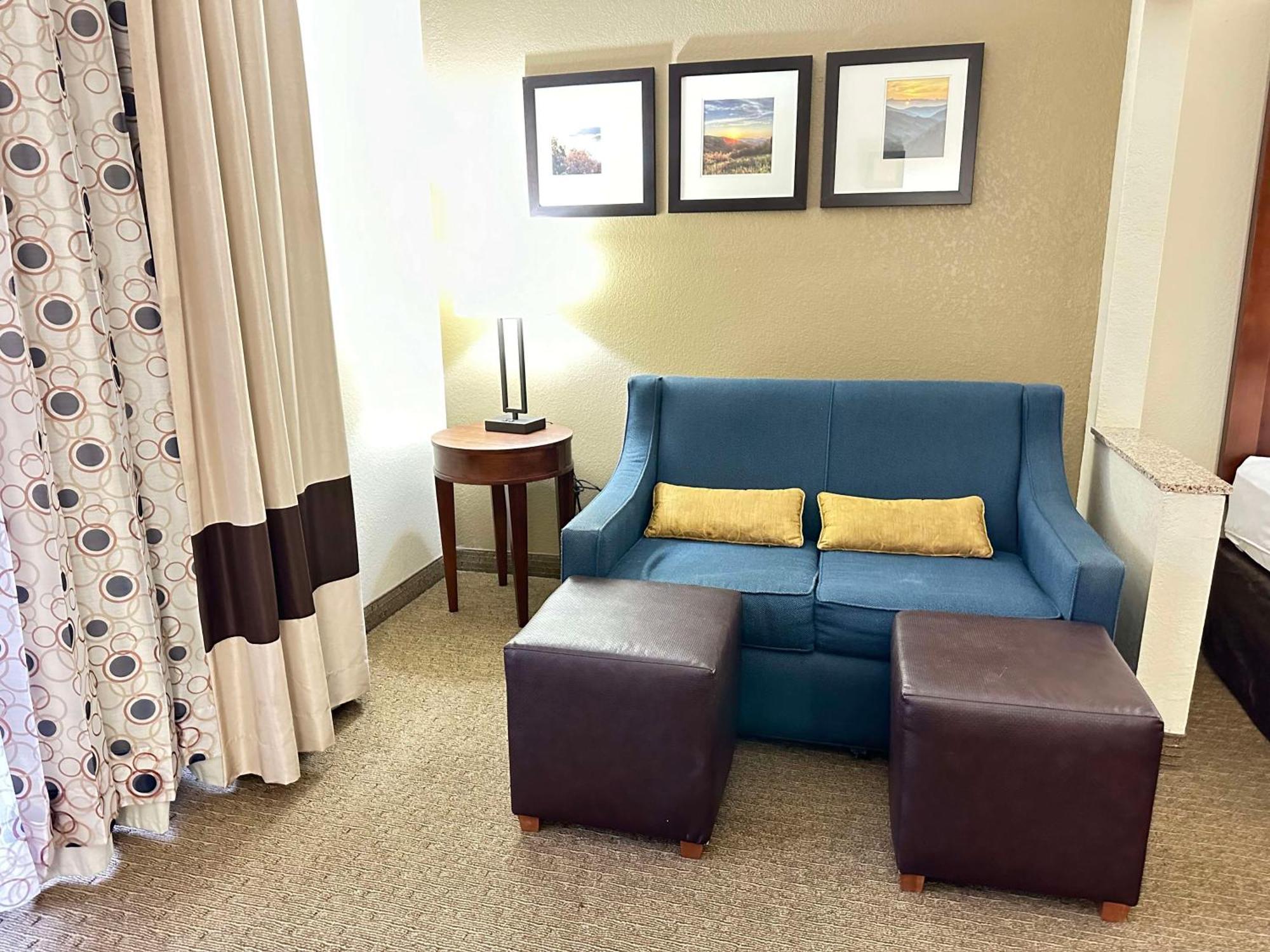King Suite with Sofa Bed and Jetted Tub - Balcony/Non-Smoking,1519895734:JPEG