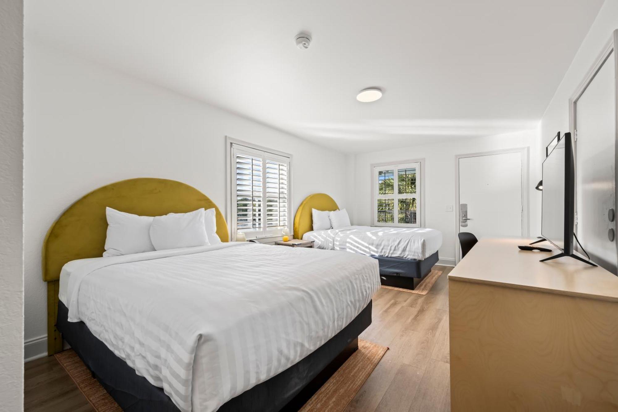 2 Queen Beds Corner Creek View