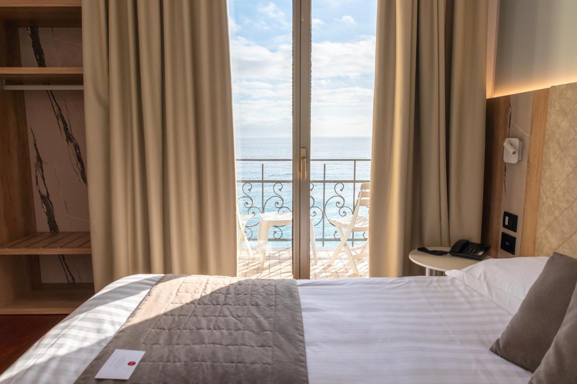 Double or Twin Room Sea View