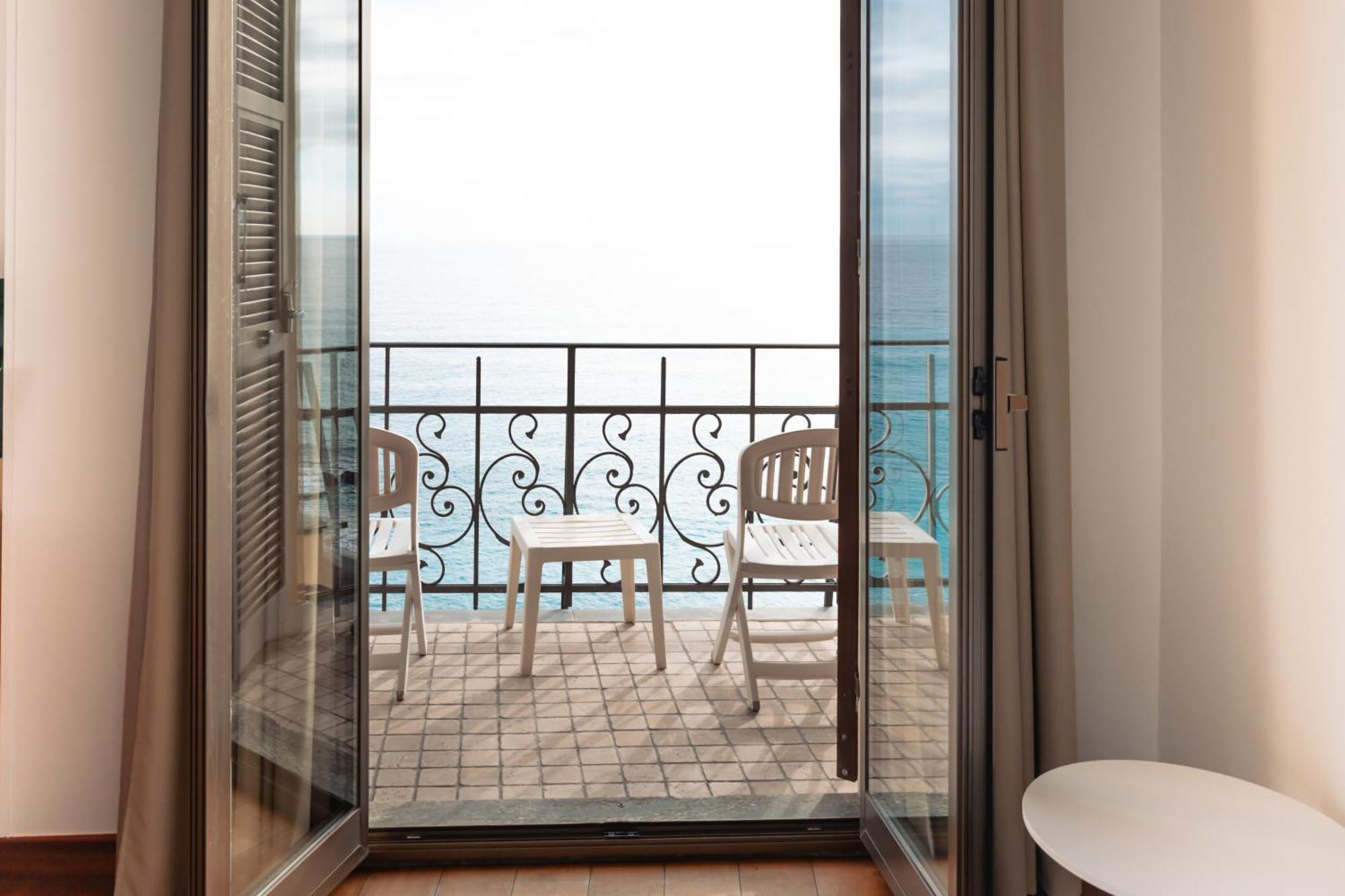 Double or Twin Room Sea View