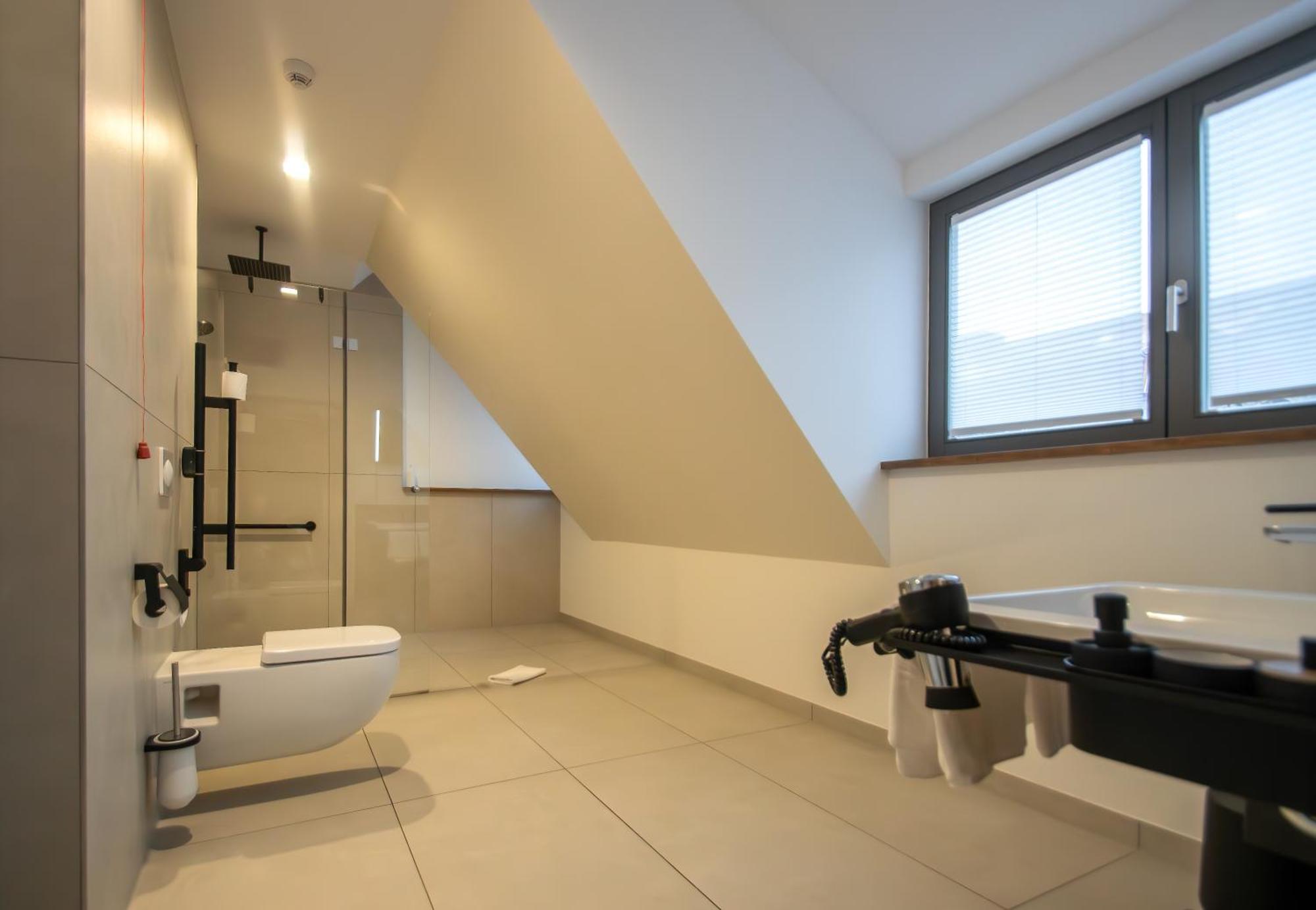 Zimmer mit Kingsize-Bett - Barrierefrei/befahrbare Dusche