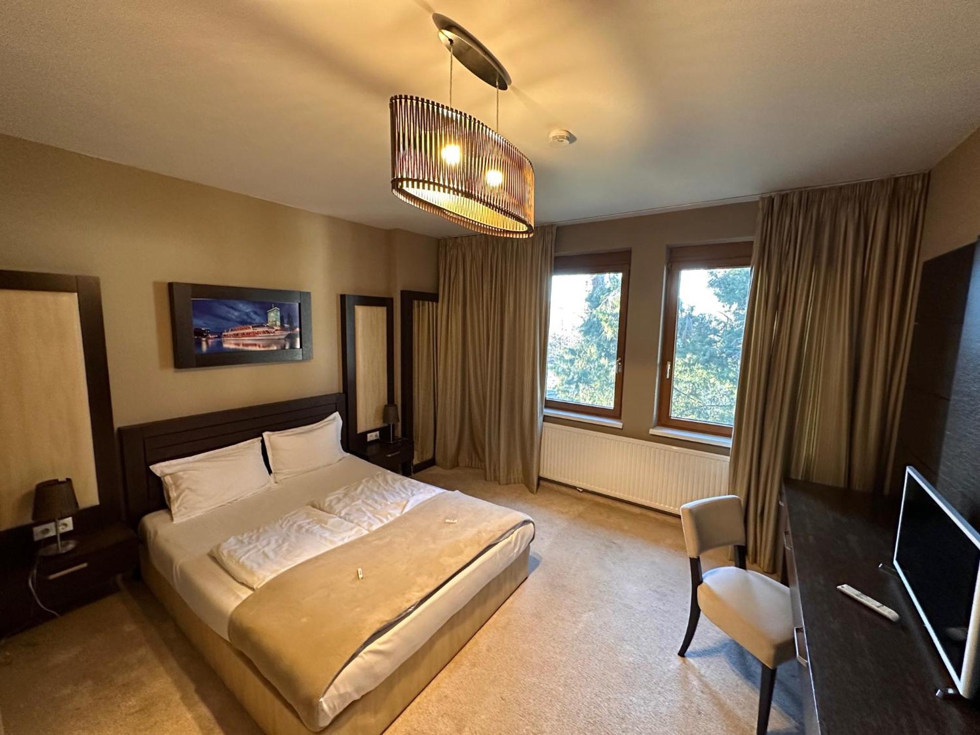 Queen Room Garden View