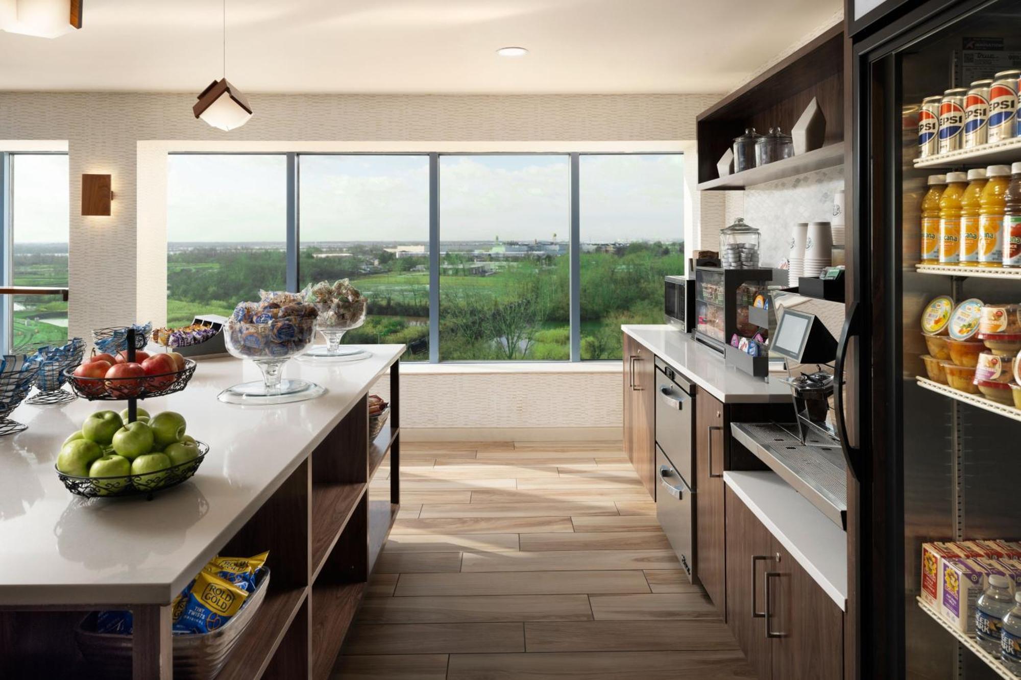 Premium High Floor Guest Room 1 King Delta Pantry Access,1522231885:JPEG