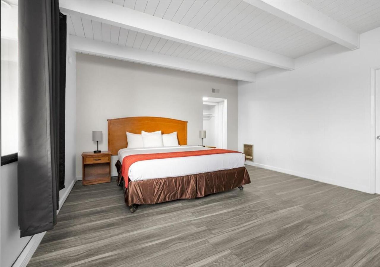1 King 1 Queen Bed | Non-Smoking