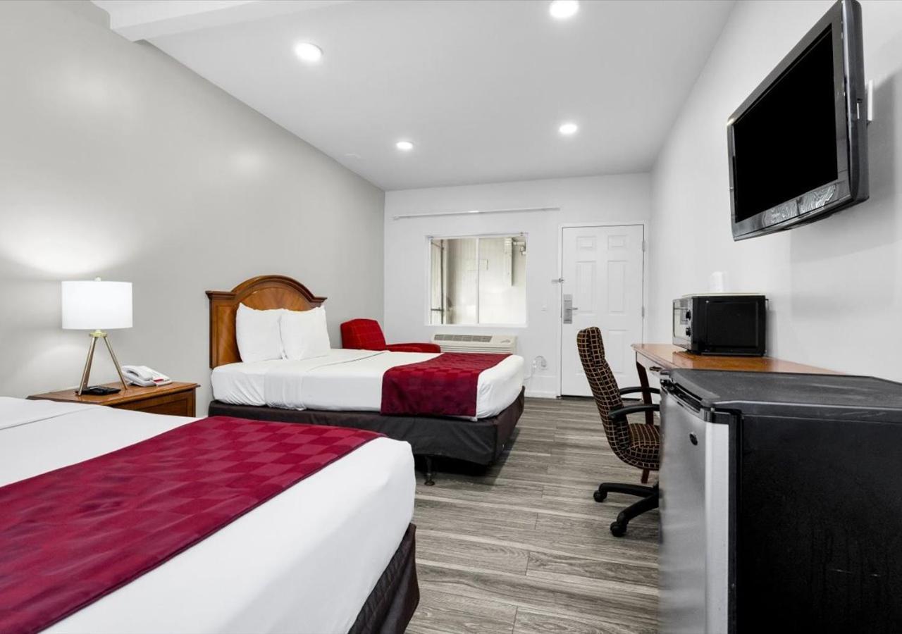 1 King 2 Queen Beds | Suite Non-Smoking