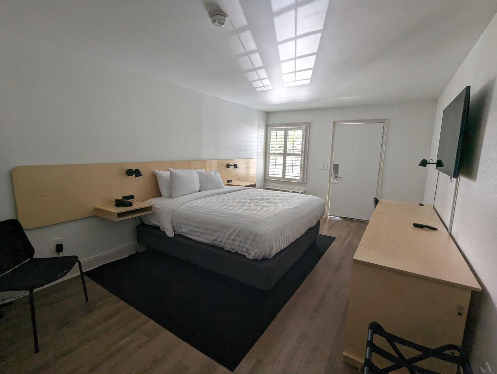 1 King Bed