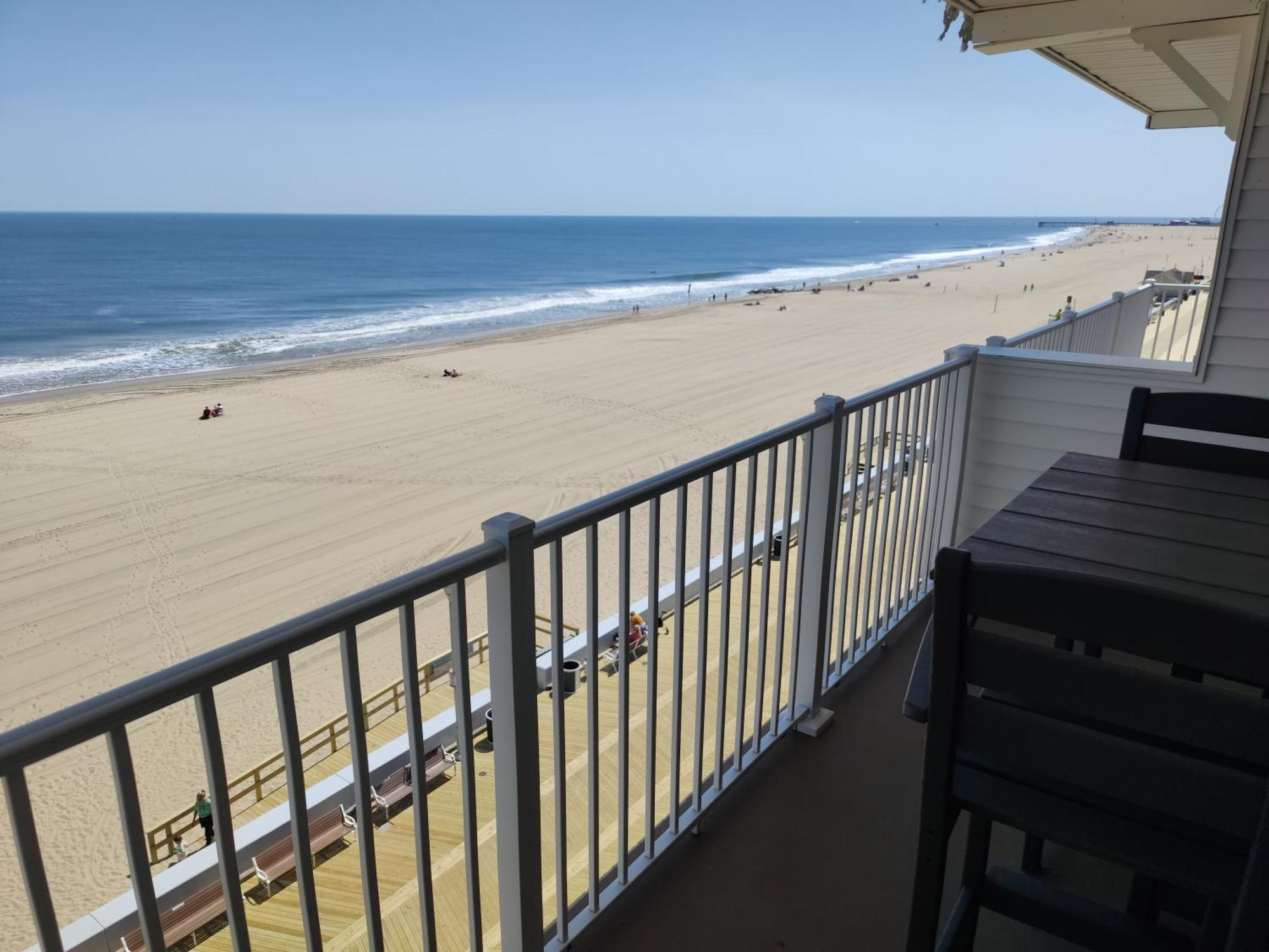 Ocean Front Room Balcony 2 Double Beds Sofa Kitchenette