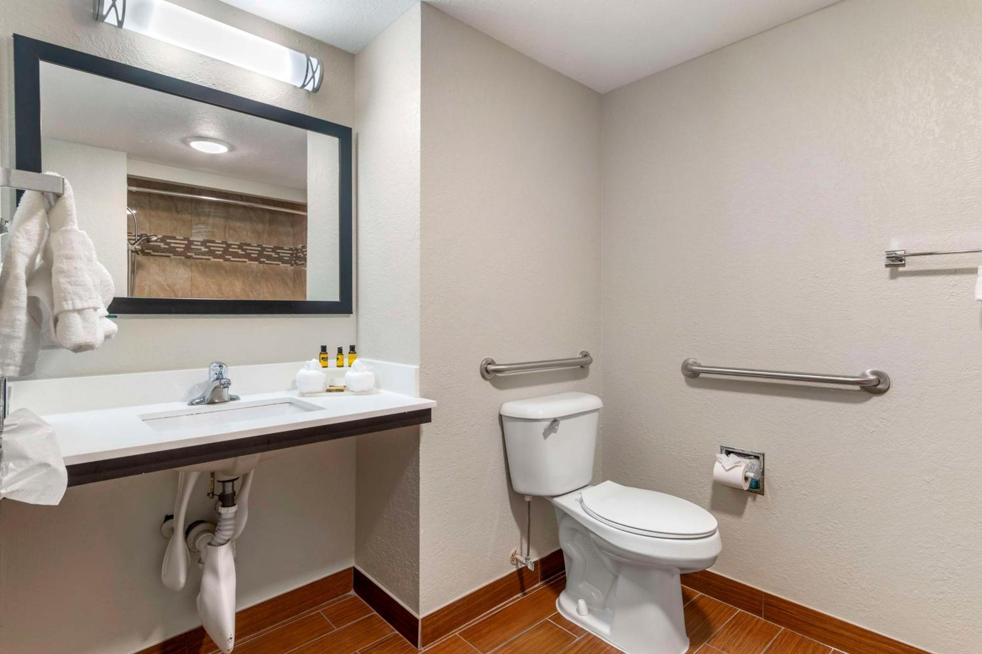 King Room Bath Tub Mobility Accessible or Non-Smoking,1566986393:JPEG
