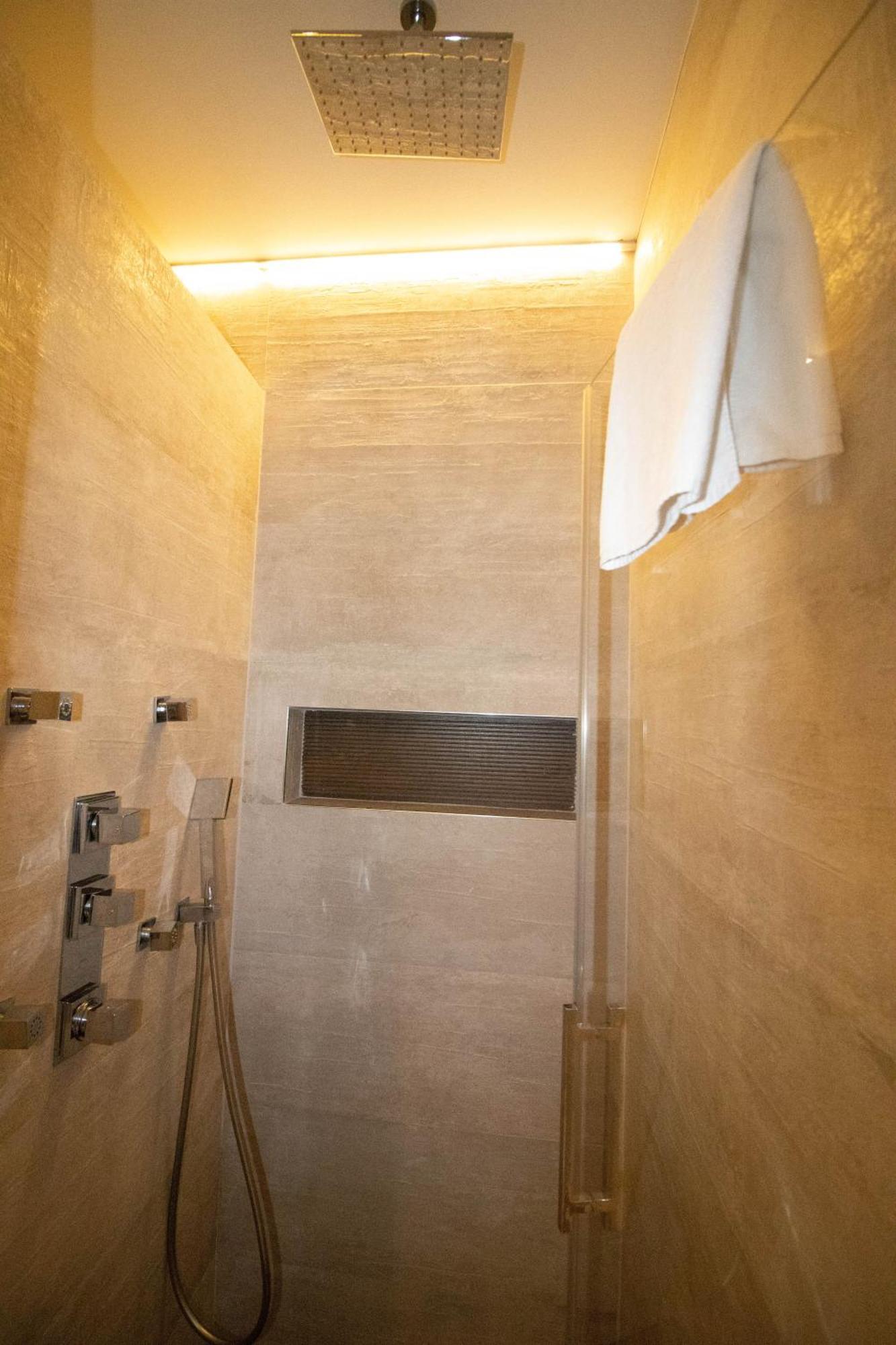 King Suite Spa Bath