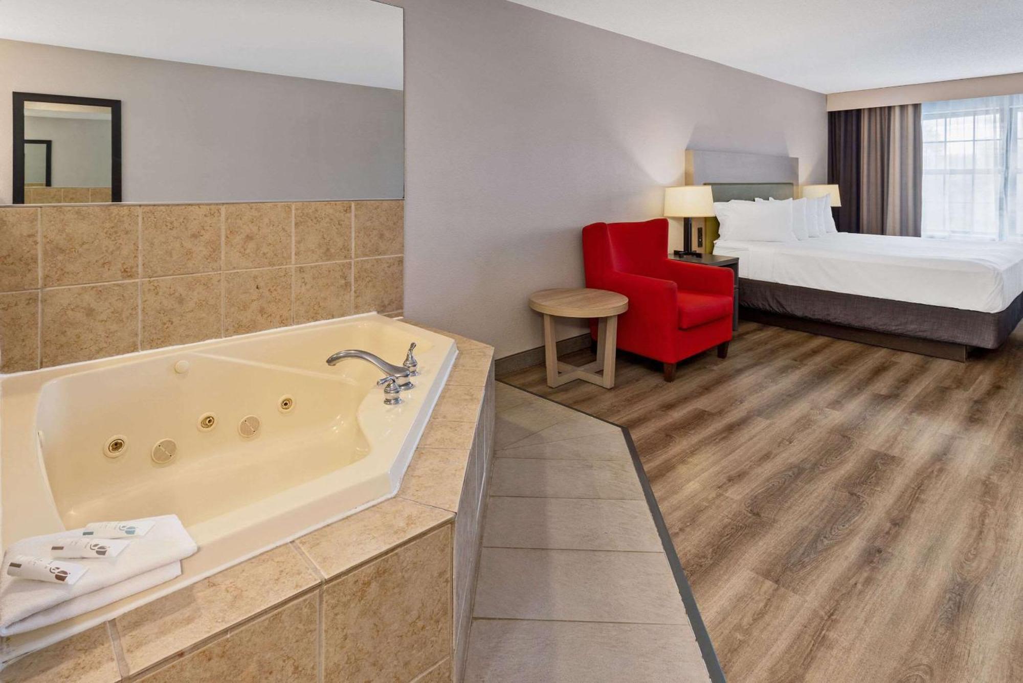 One Room Suite Whirlpool Non Smoking or Interior Corridor