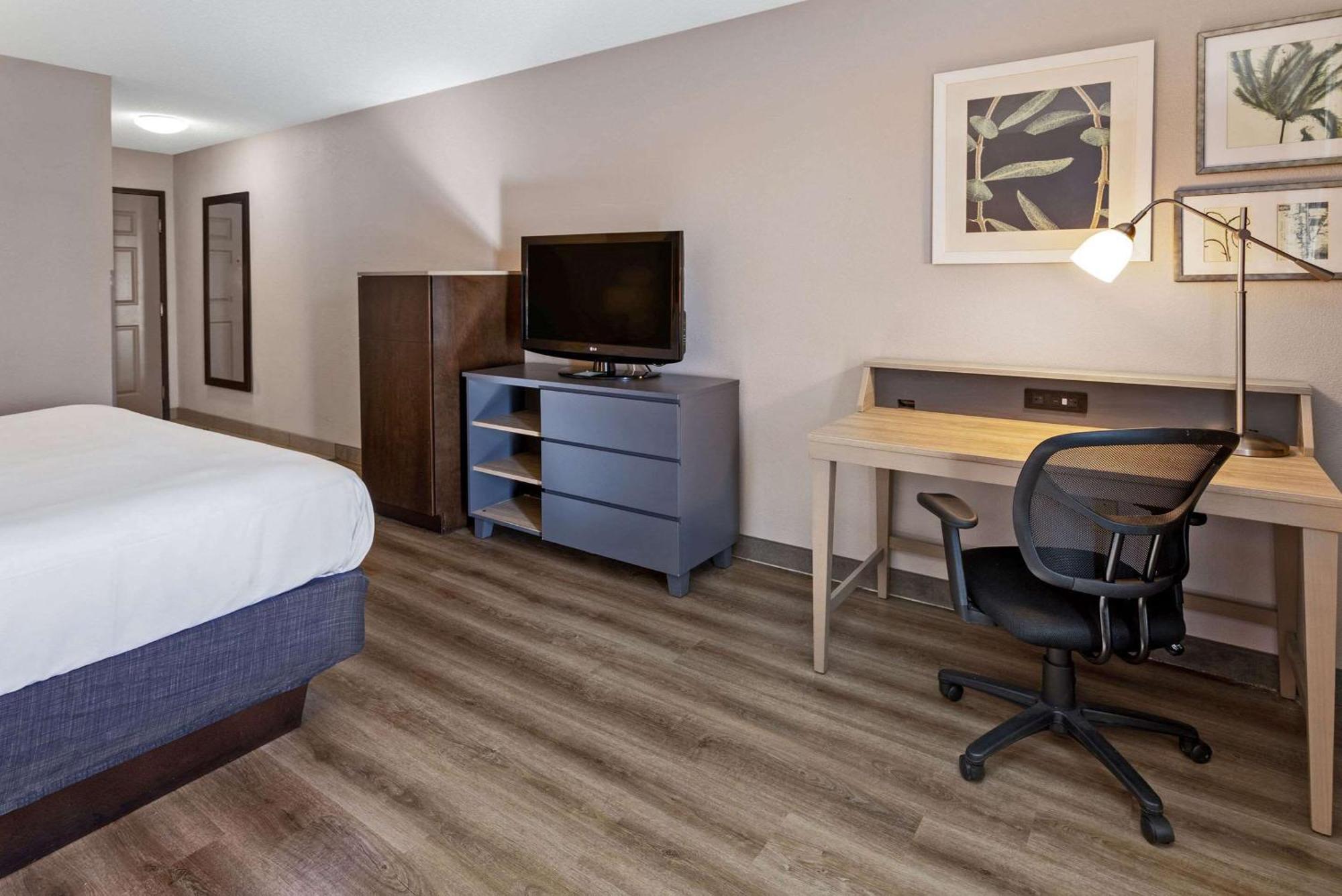 One Room Suite Whirlpool Non Smoking or Interior Corridor