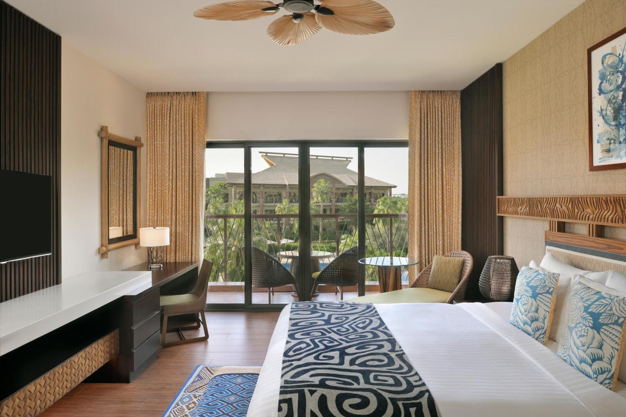 Deluxe Room, 1 King, Pool view, Balcony,1643191674:JPEG