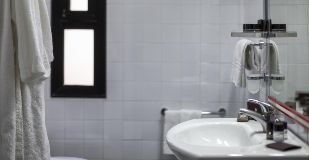 Economy Double Room (1 Adult),402429045:JPEG