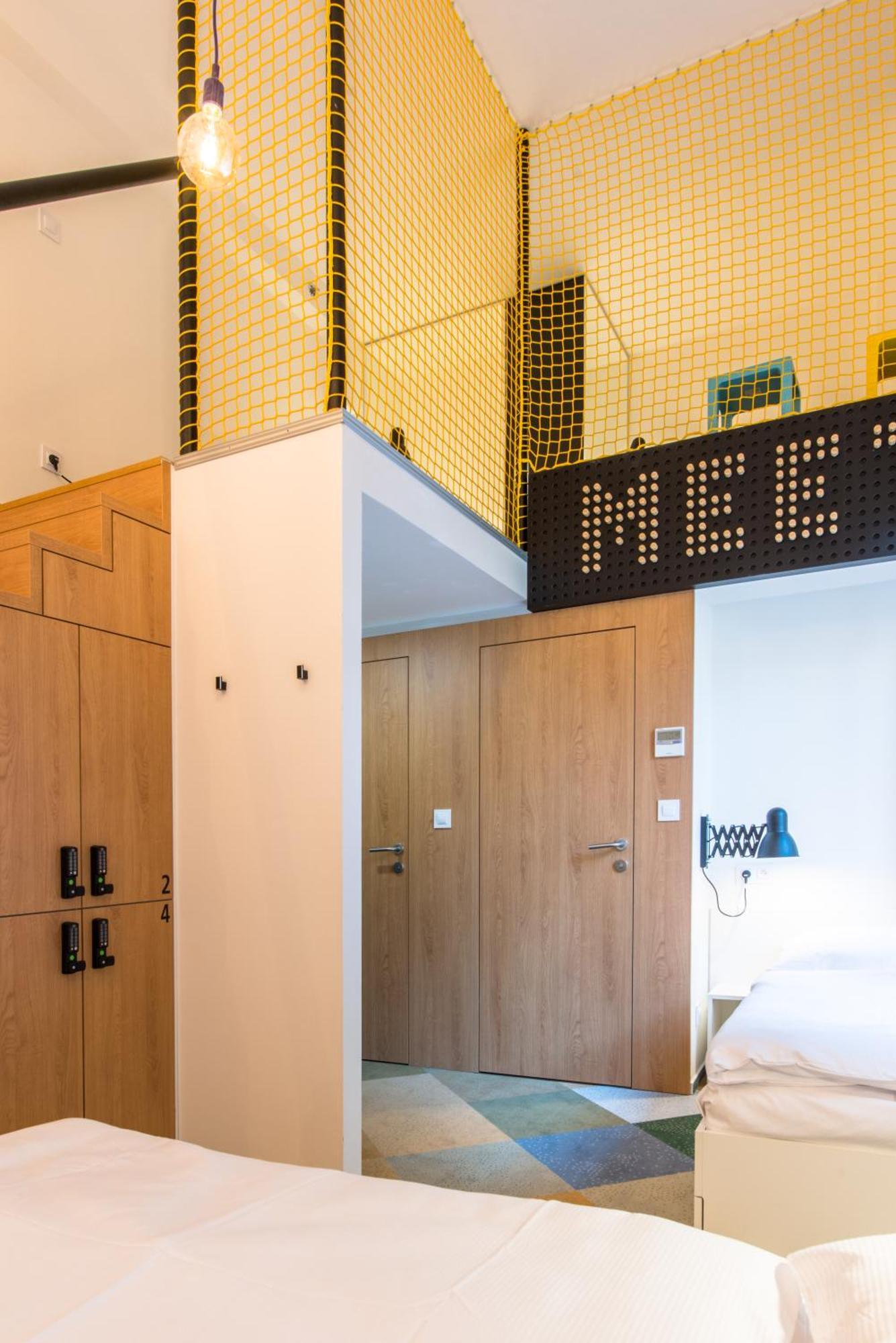 Bed Mixed Dormitory Room