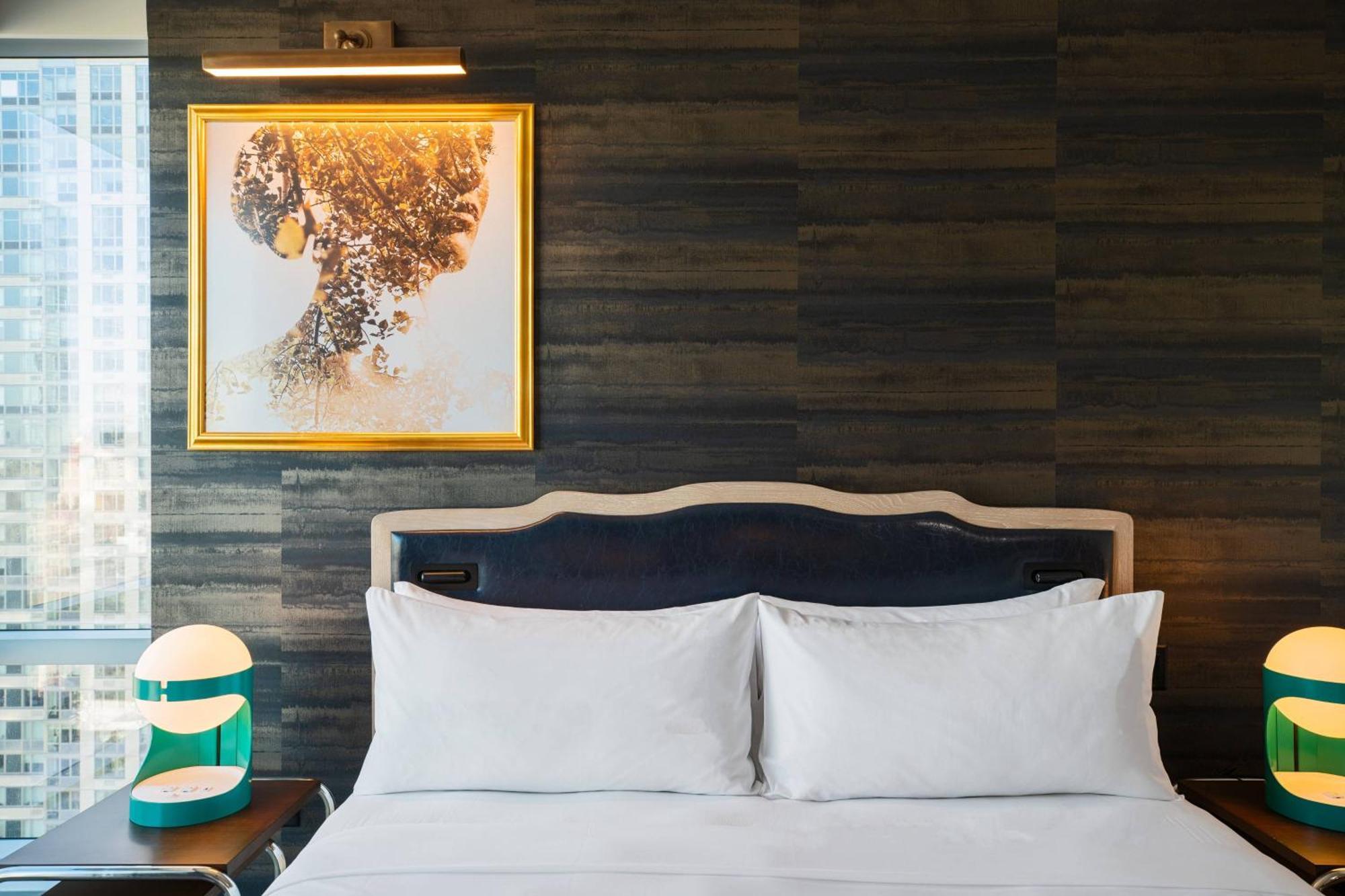 Guest room, 1 King, City view, Corner room