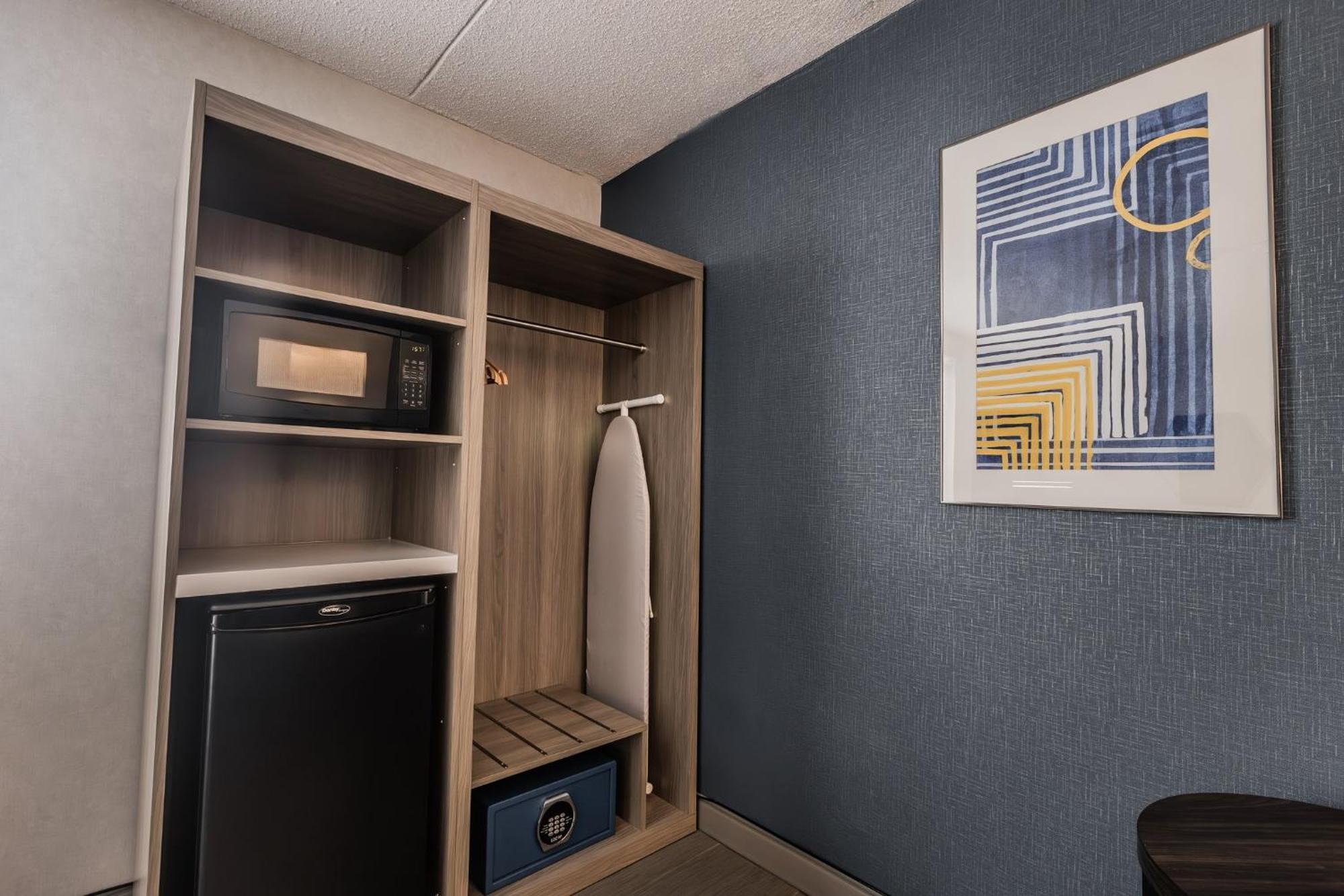 Queen Room with Accessible Transfer Shower - Non-Smoking,1538624089:JPEG