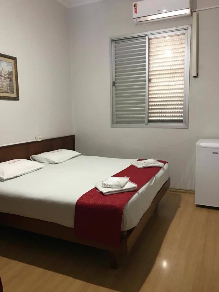 Quarto Duplo com Cama de Casal ou 2 de Solteiro com Banheiro Externo Compartilhado