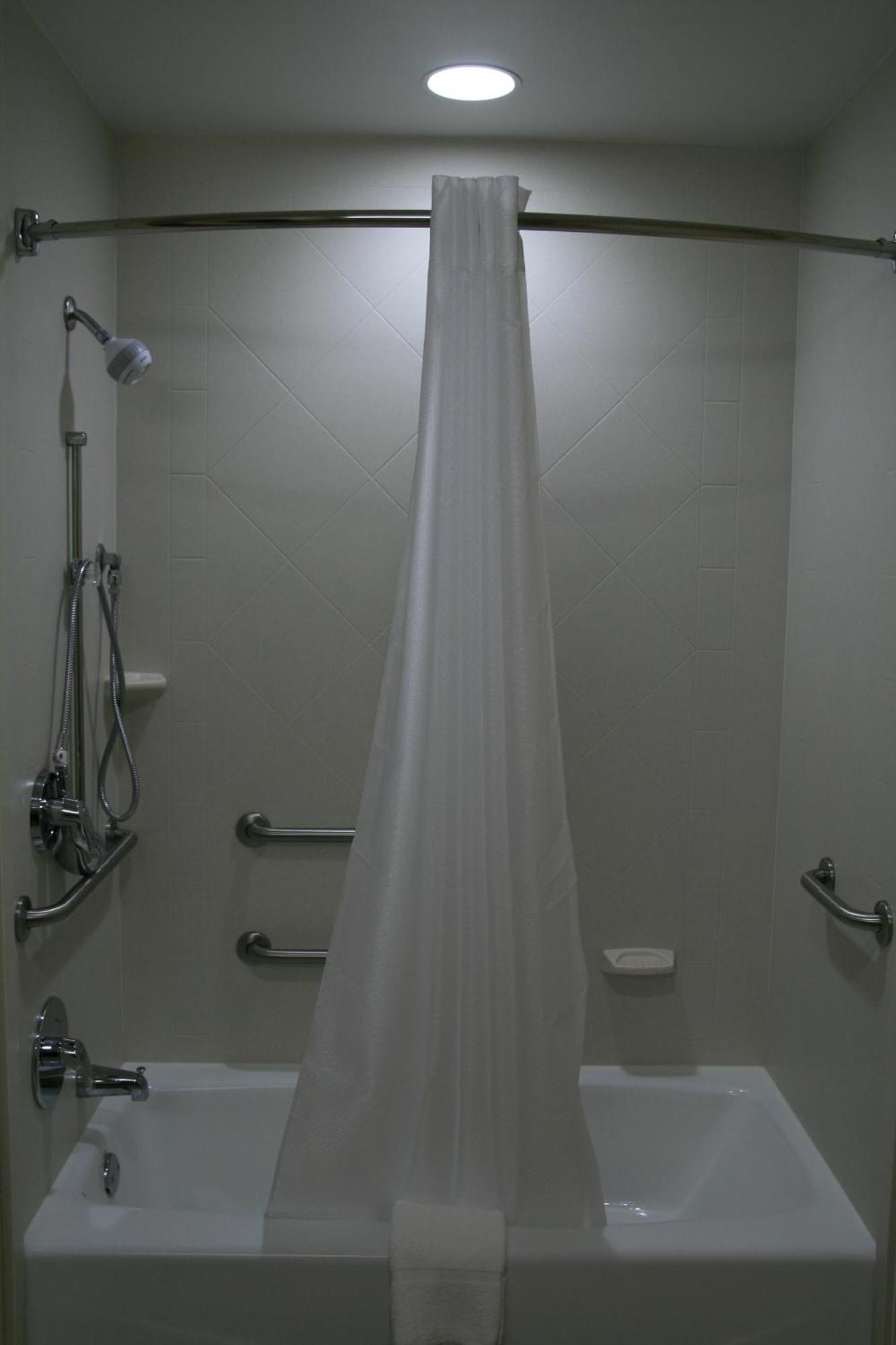 Queen Room Tub Disability Access or Non Smoking