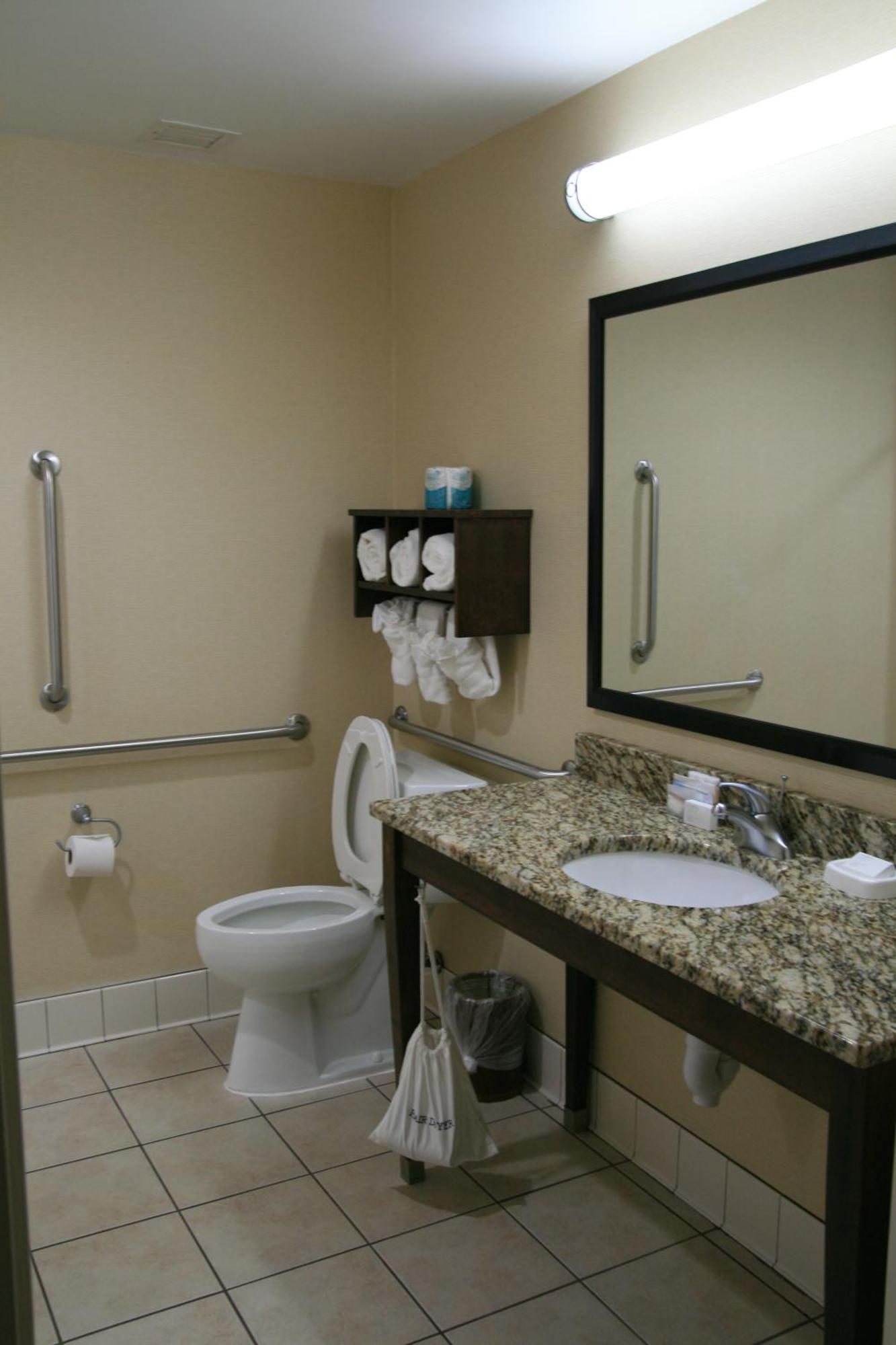 Queen Room Tub Disability Access or Non Smoking