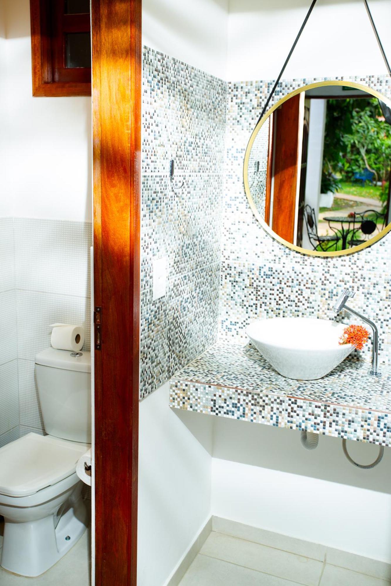 Quarto com Cama King-size e Vista do Jardim