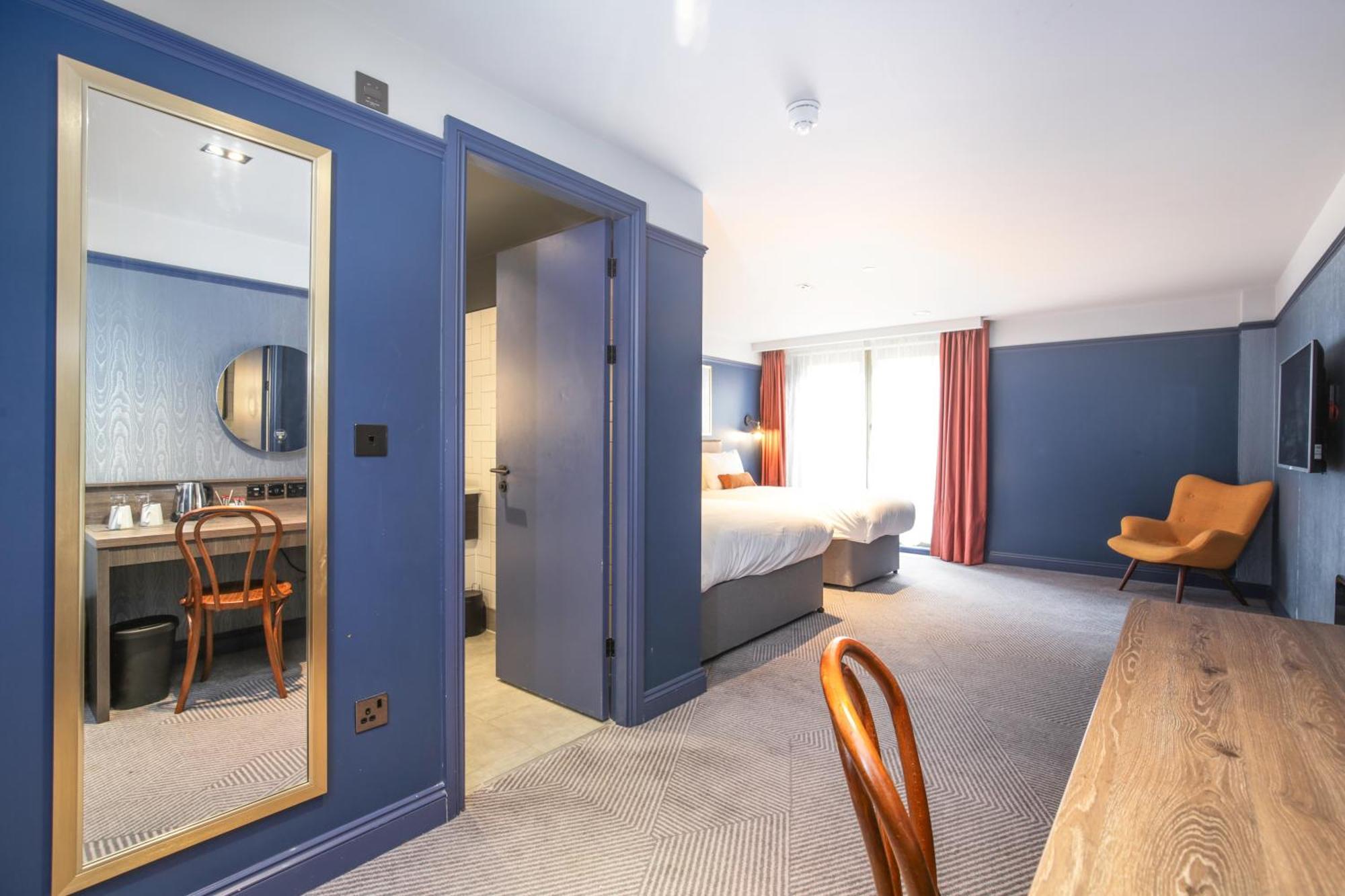 Standard Room with One Double Bed and One Single Bed - Non-Smoking,1528285564:JPEG