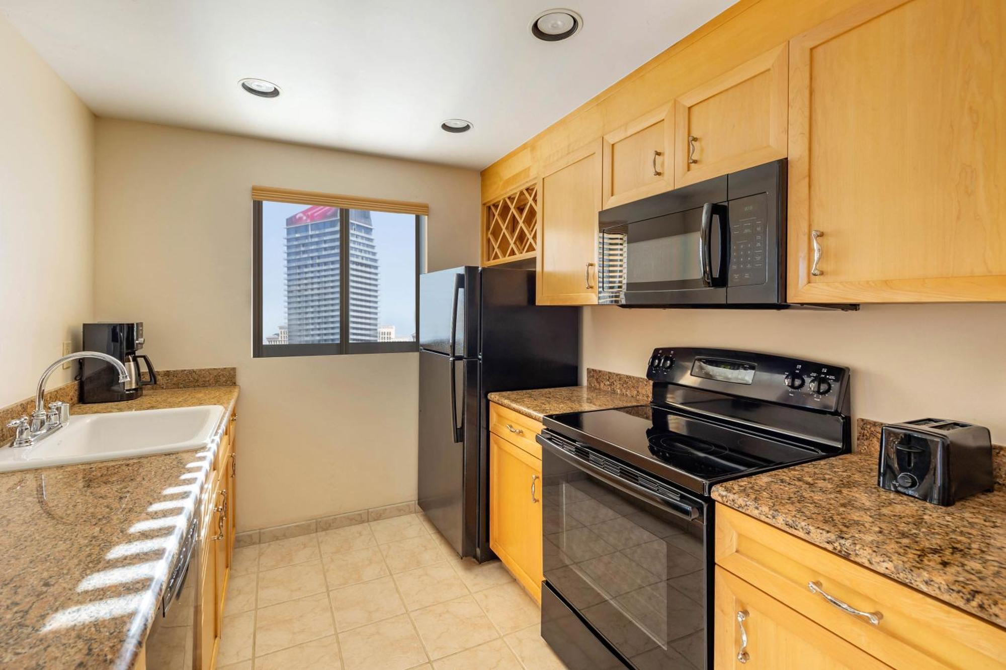 1 BEDROOM 1 KING DELUXE SUITE ACCESSIBLE TUB