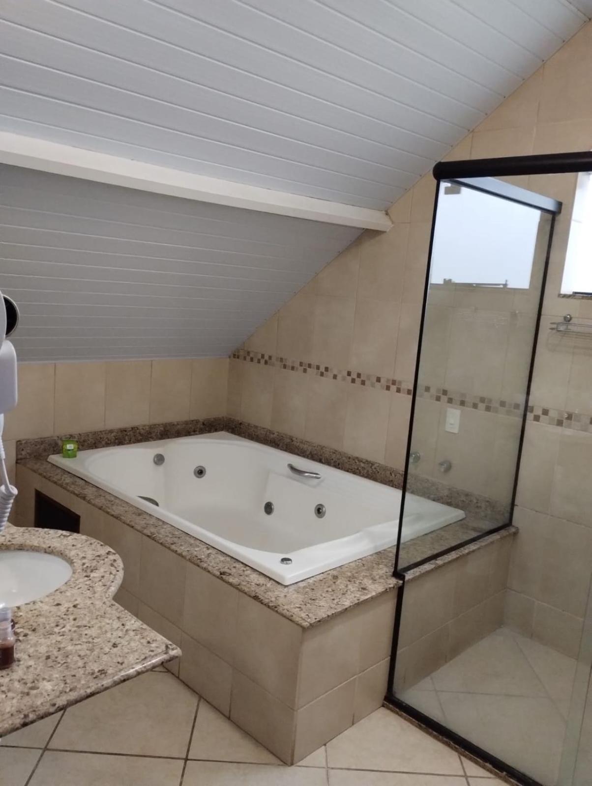 Deluxe Suite Spa Bath