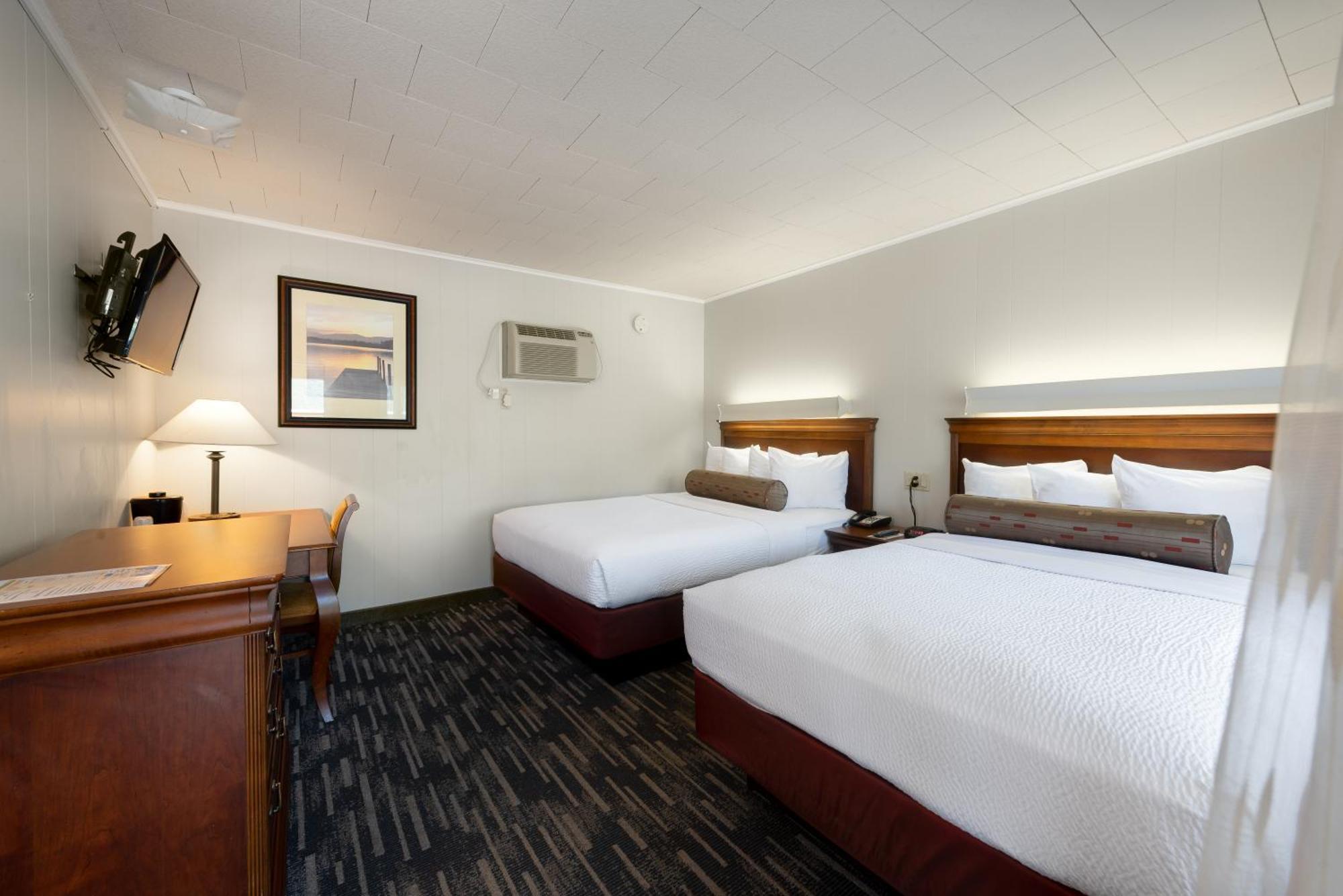 Center Room with Queen and Double Bed Front of the Building