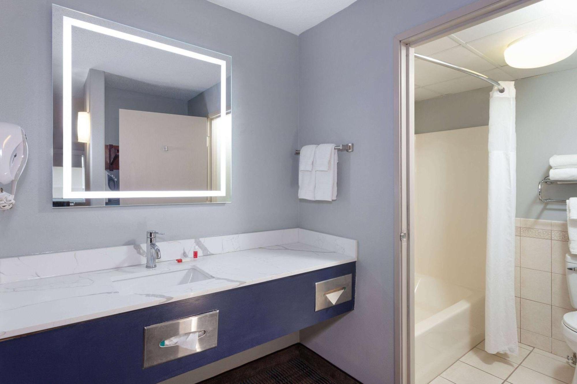 One-Bedroom Efficiency King Suite - Non-Smoking,1529365903:JPEG