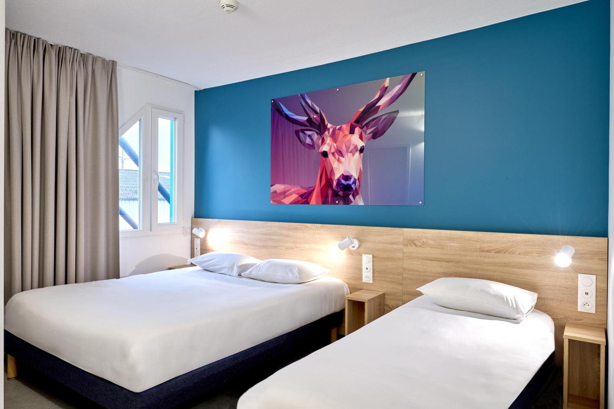 Chambre Triple avec 1 Lit Simple, 1 Lit Double, Connexion Wi-Fi Gratuite, Climatisation et Douche