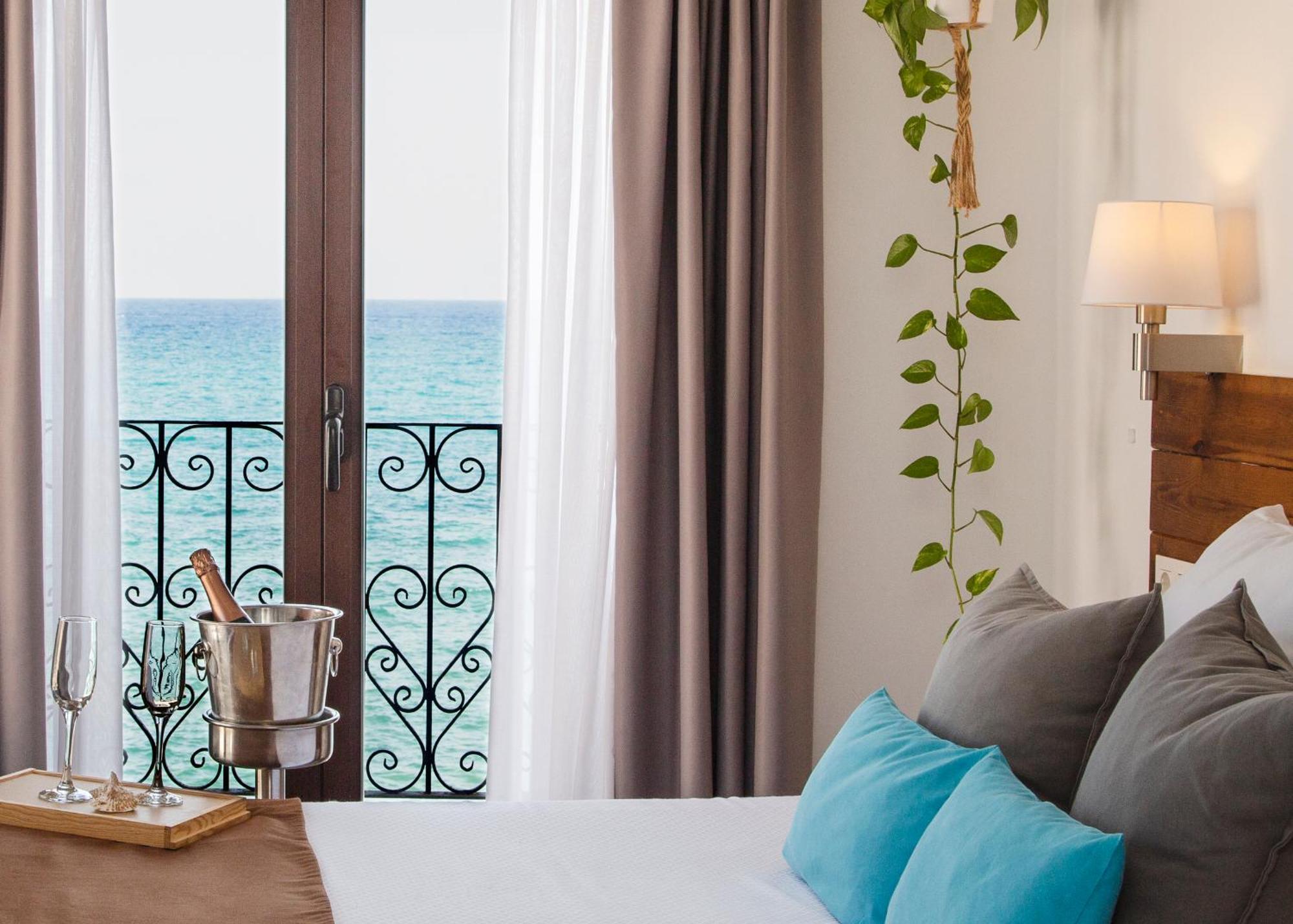 Double or Twin Room Sea View
