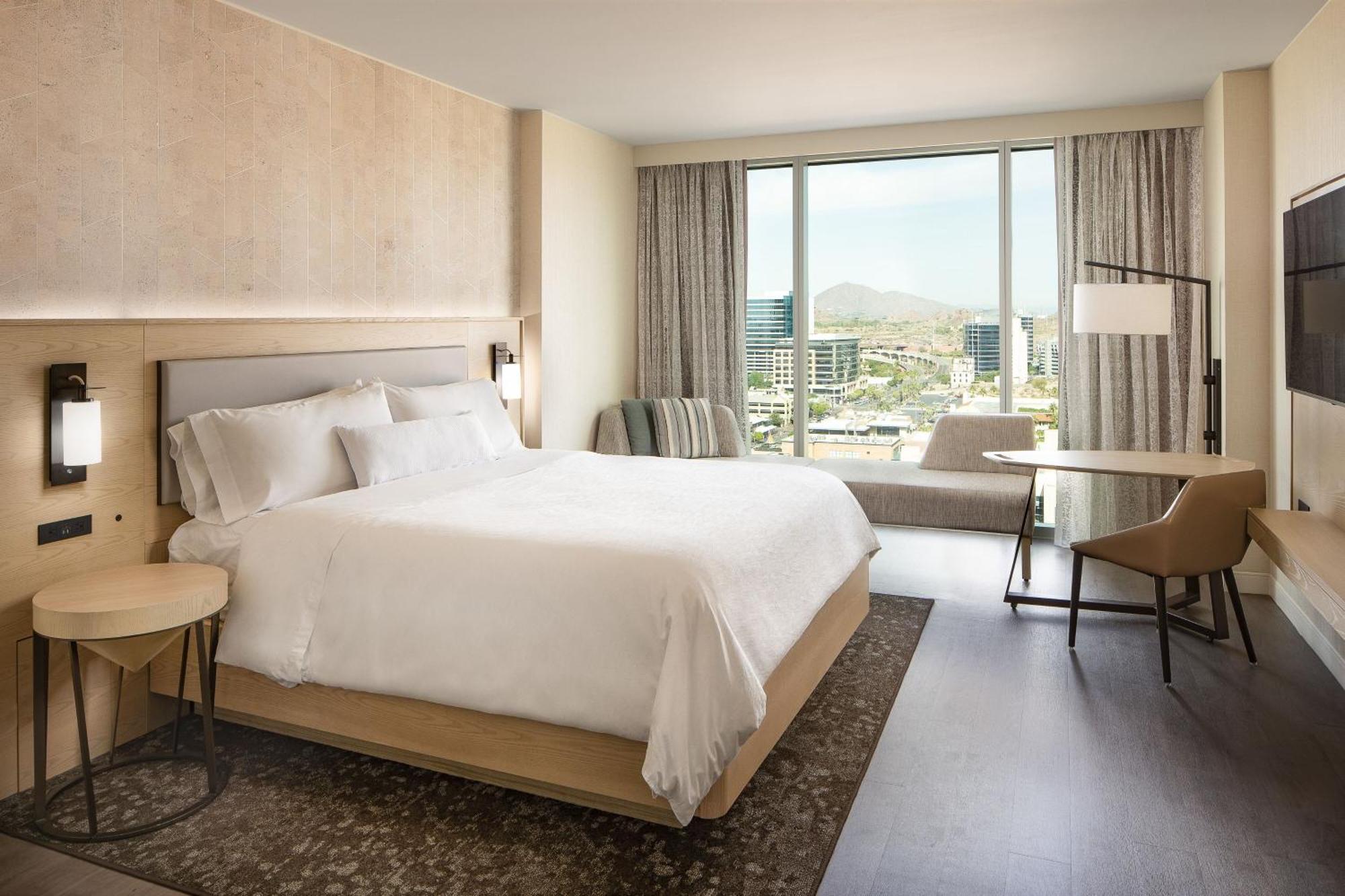 Deluxe Guest room 1 King bed Mountain view