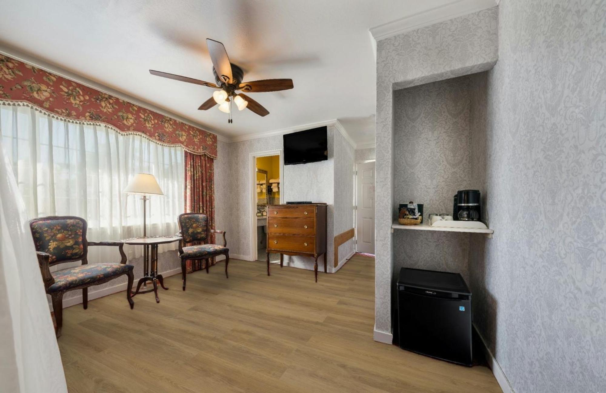 Deluxe Queen Room