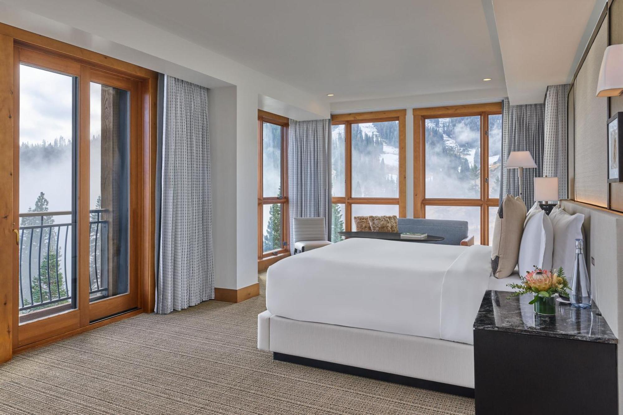 Larger Guest room 1 King Mountain view Corner room