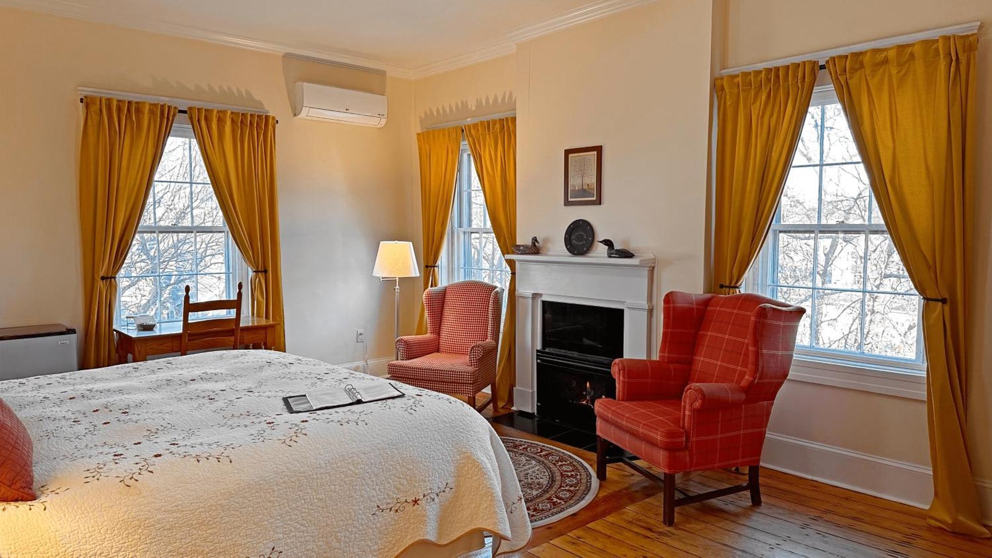Superior King Room Twin