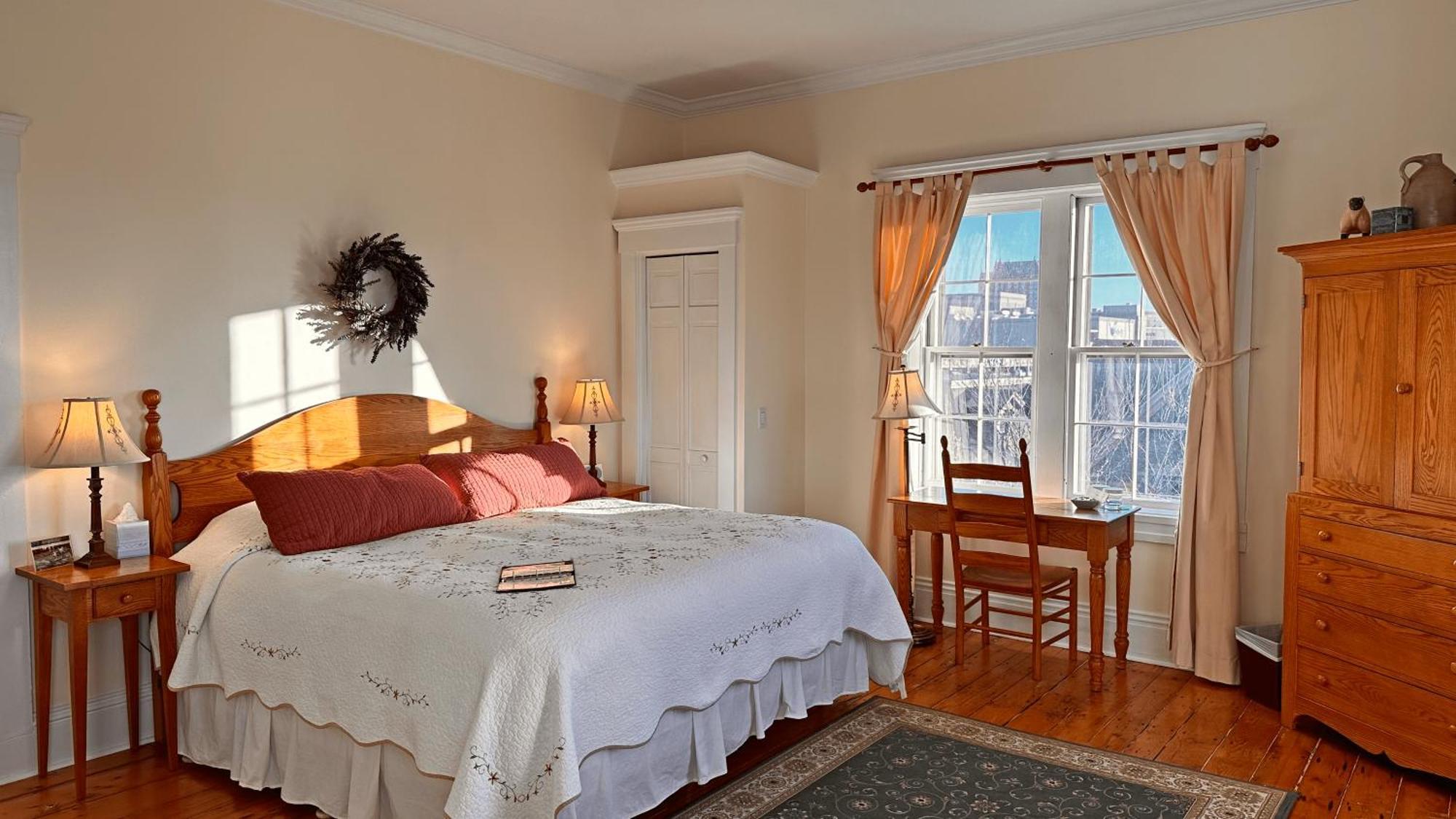 Superior King Room Twin
