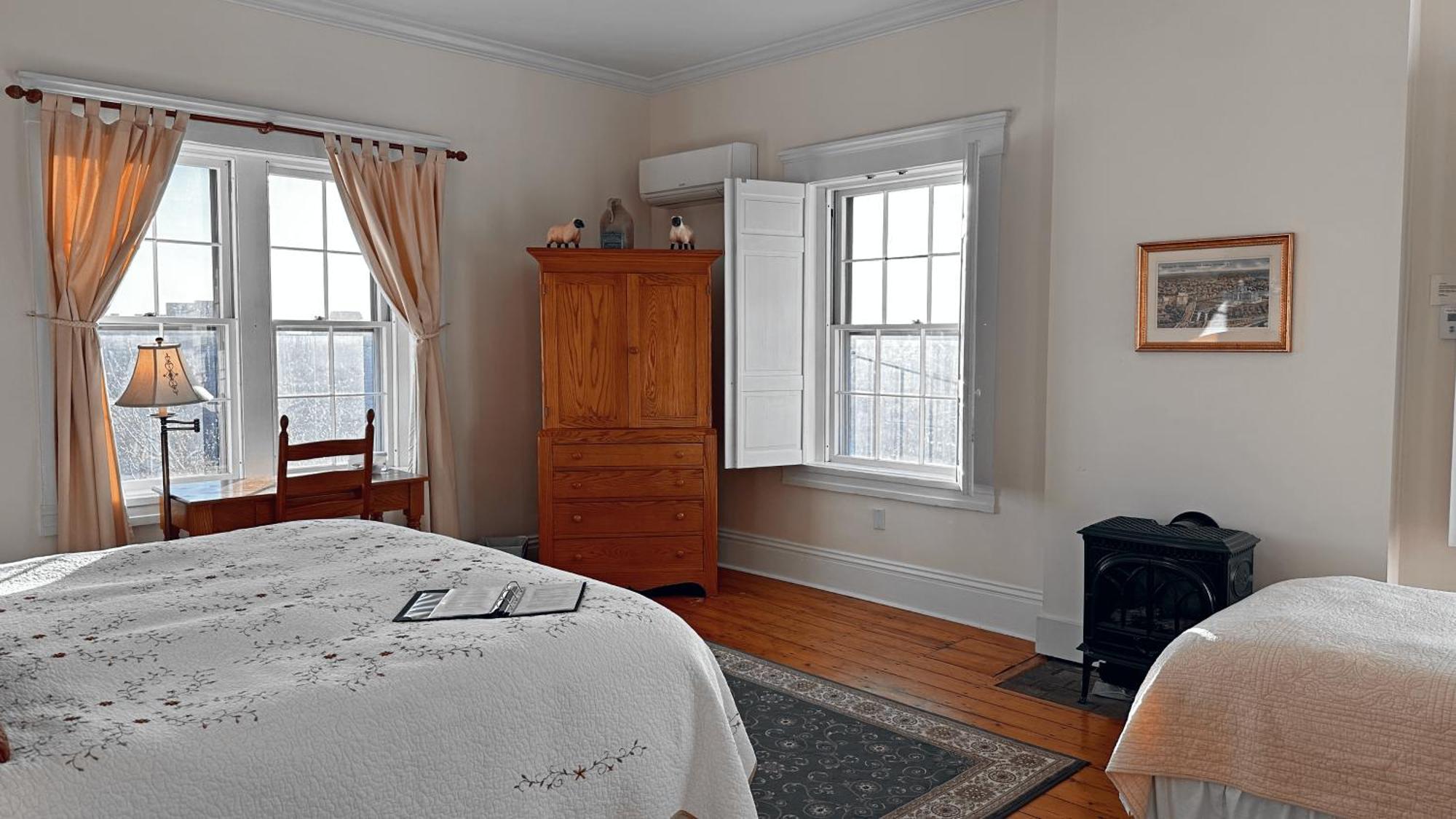 Superior King Room Twin