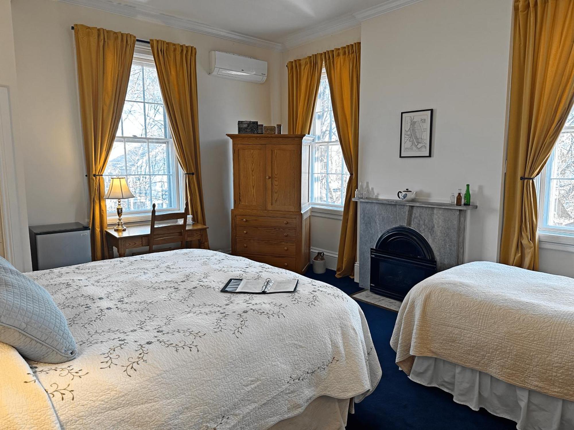 Superior King Room Twin