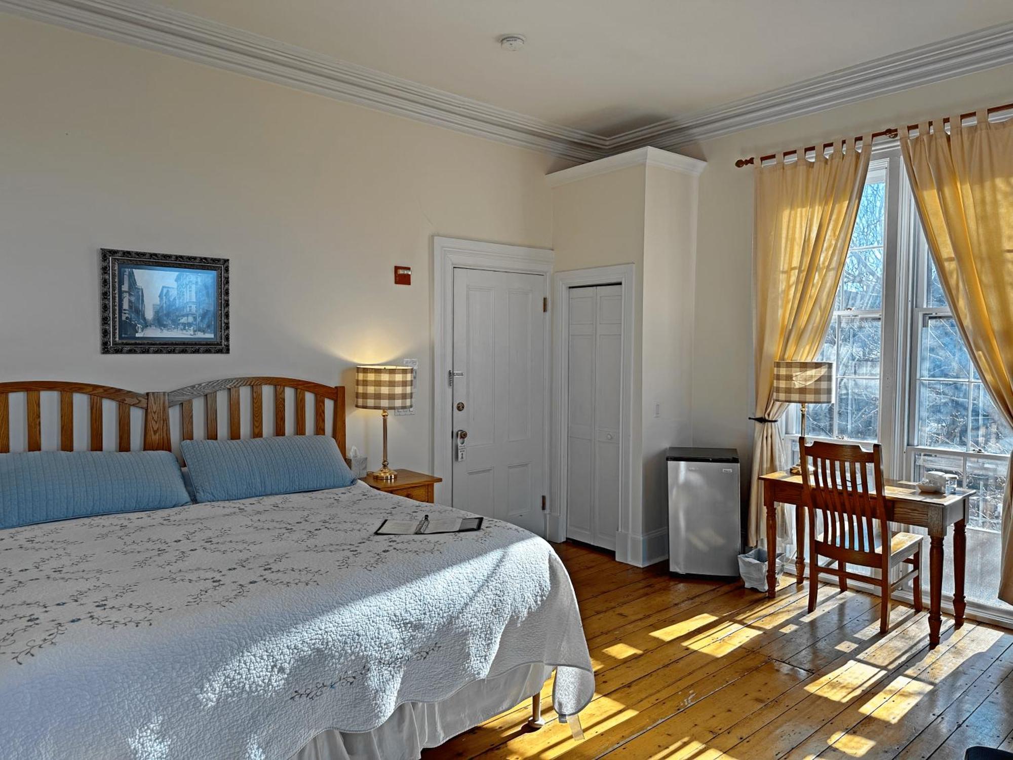 Superior King Room Twin