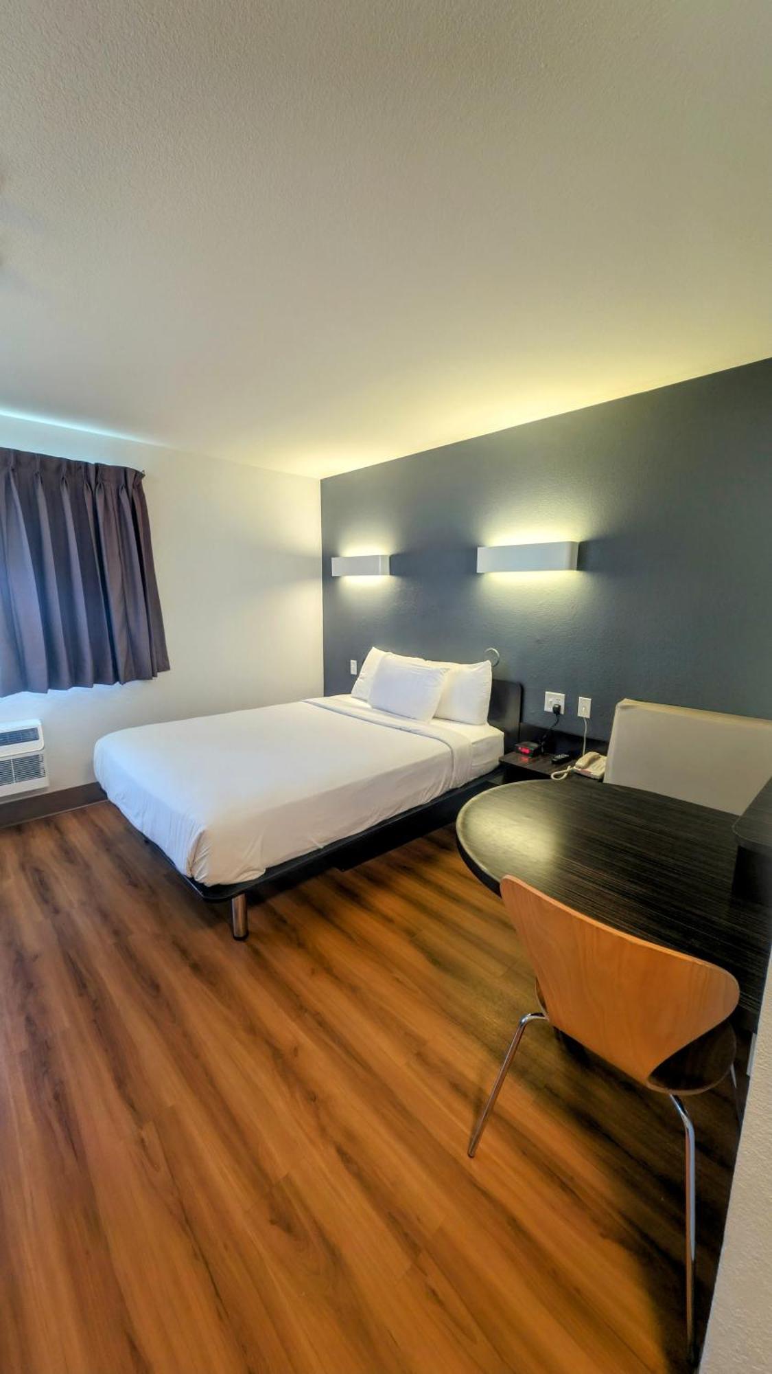 Queen Room Non Smoking or Pet Friendly