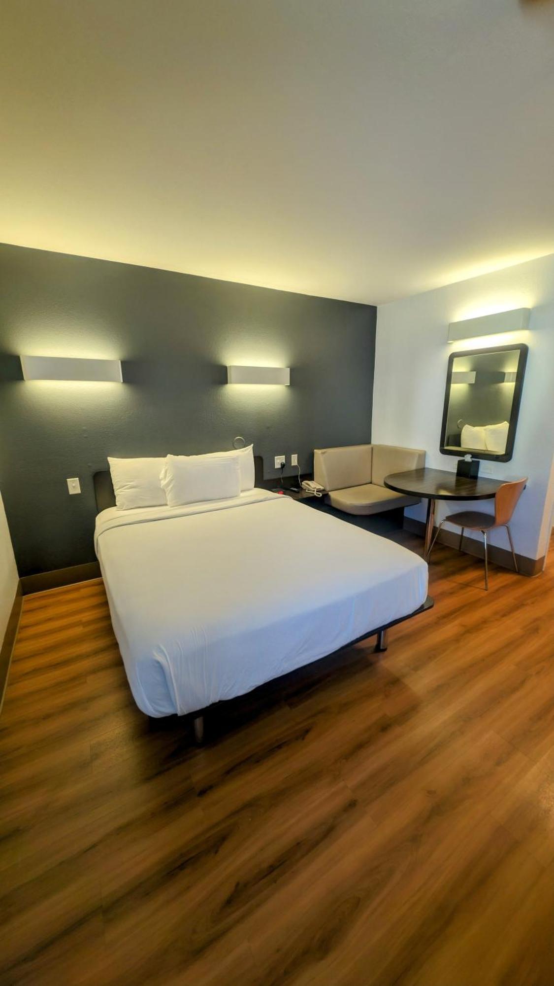 Queen Room Non Smoking or Pet Friendly