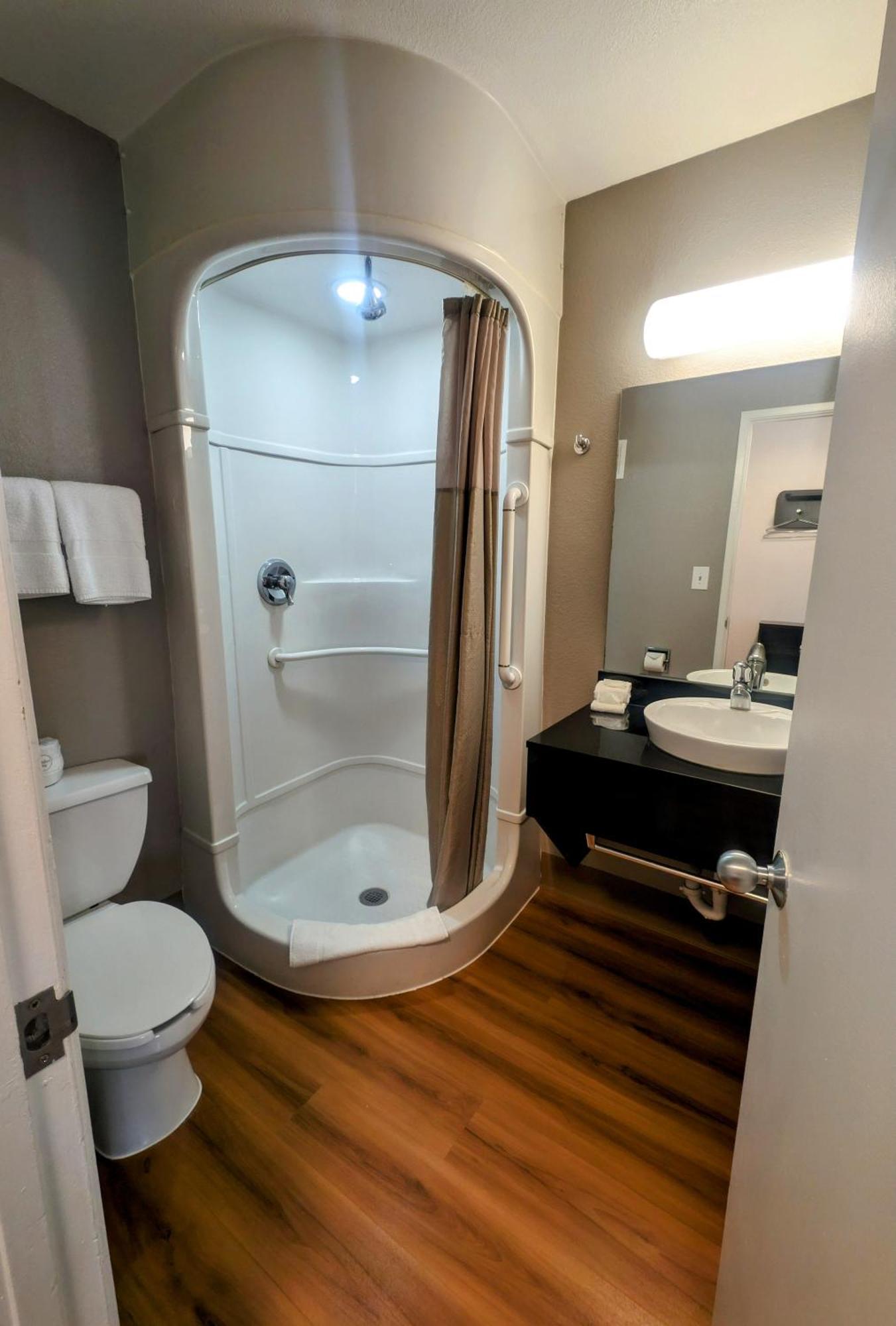 Queen Room Non Smoking or Pet Friendly