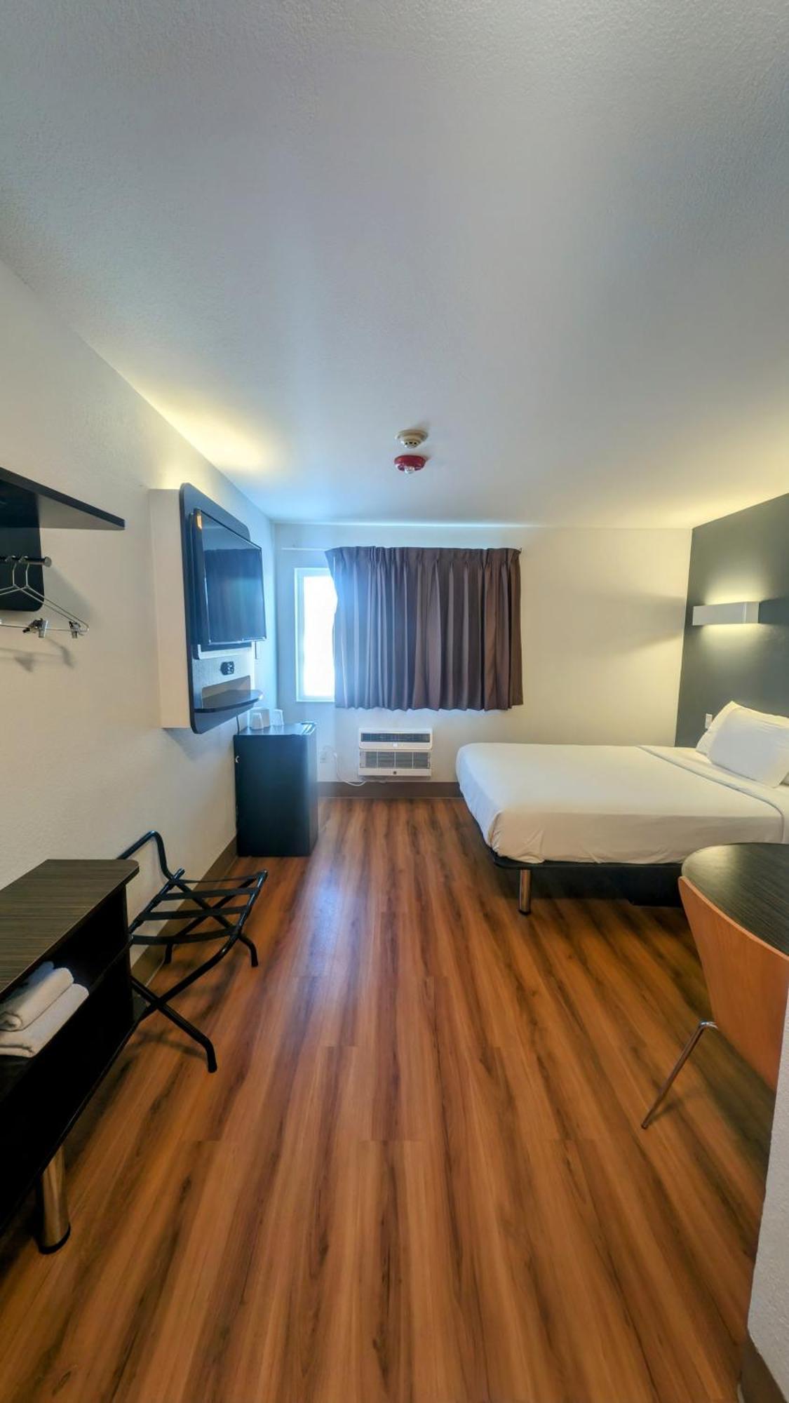 Queen Room Non Smoking or Pet Friendly