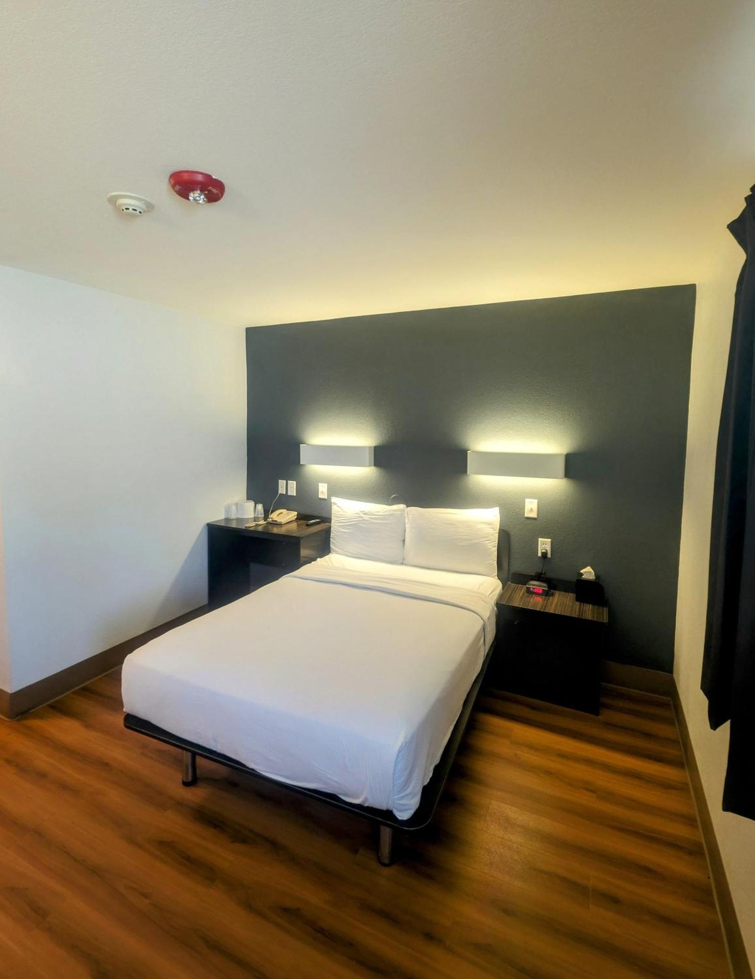 Double Room Roll Shower Disability Access or Non Smoking or Pet Friendly