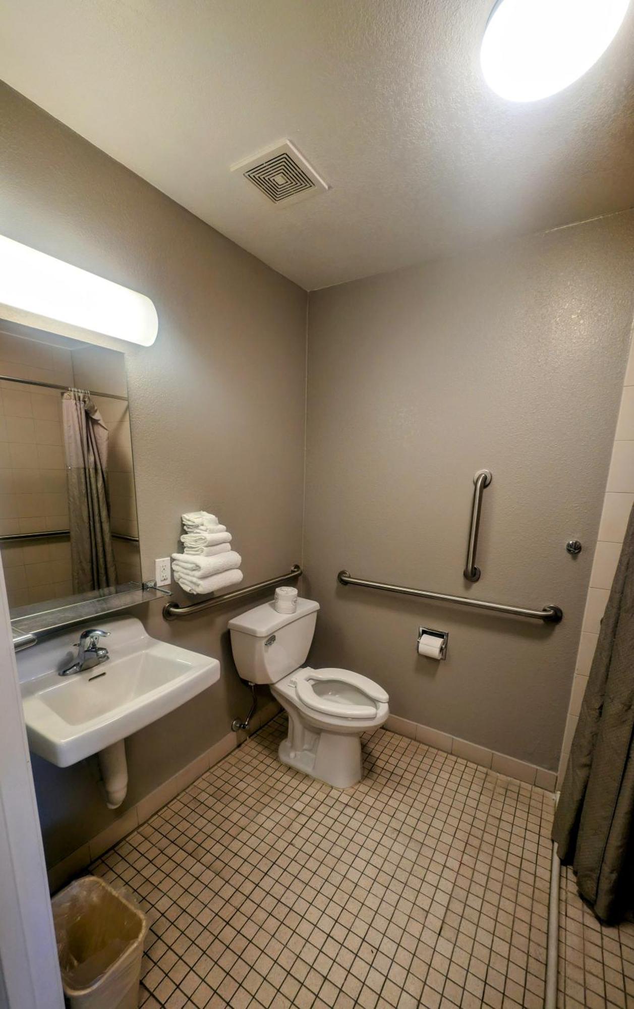 Double Room Roll Shower Disability Access or Non Smoking or Pet Friendly